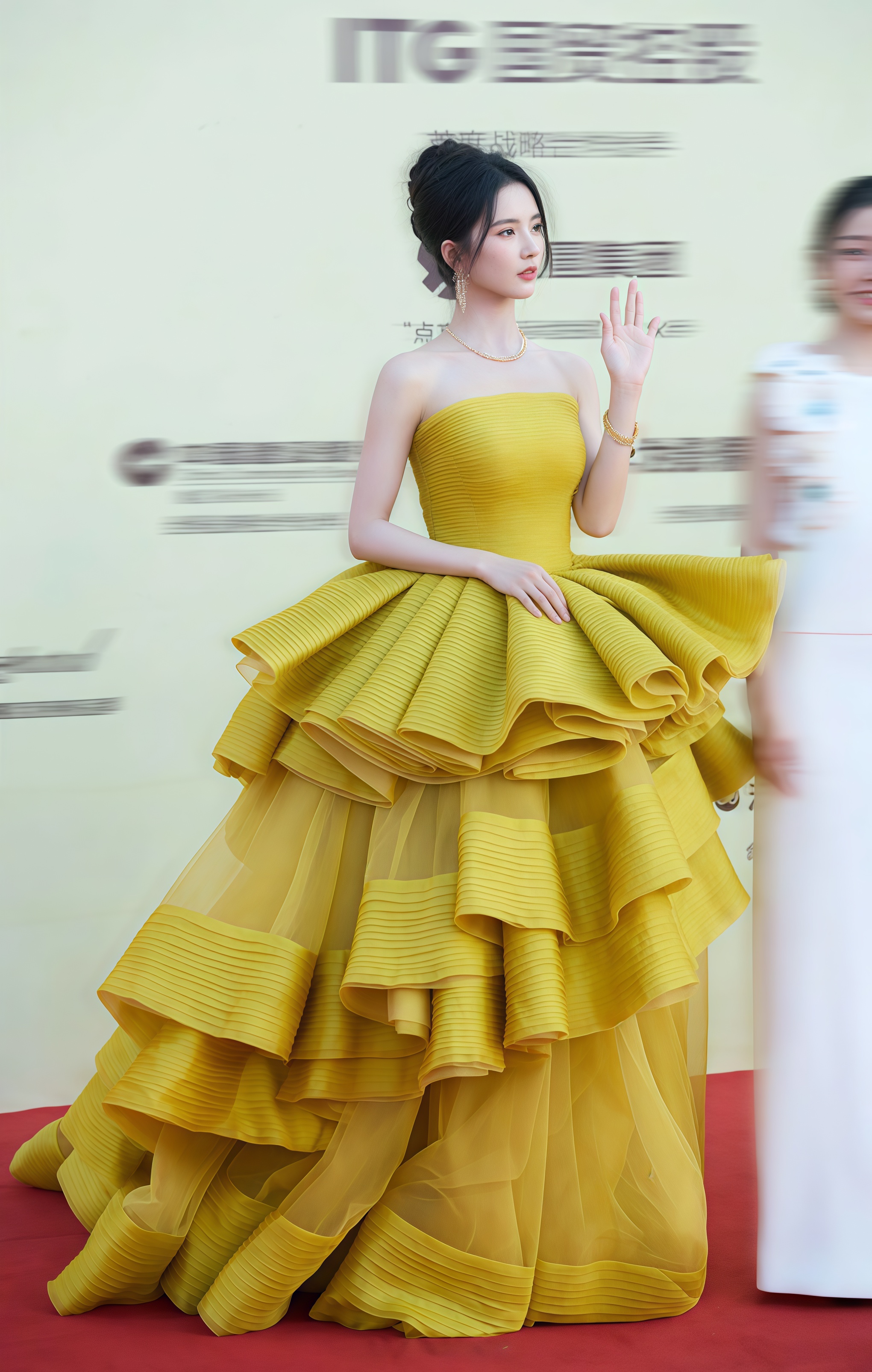 刘些宁红毯闪耀,明黄抹胸裙绽女人味,层叠裙摆超吸睛 刘些宁红毯闪耀,明黄抹胸裙绽女人味,层叠裙摆超吸睛