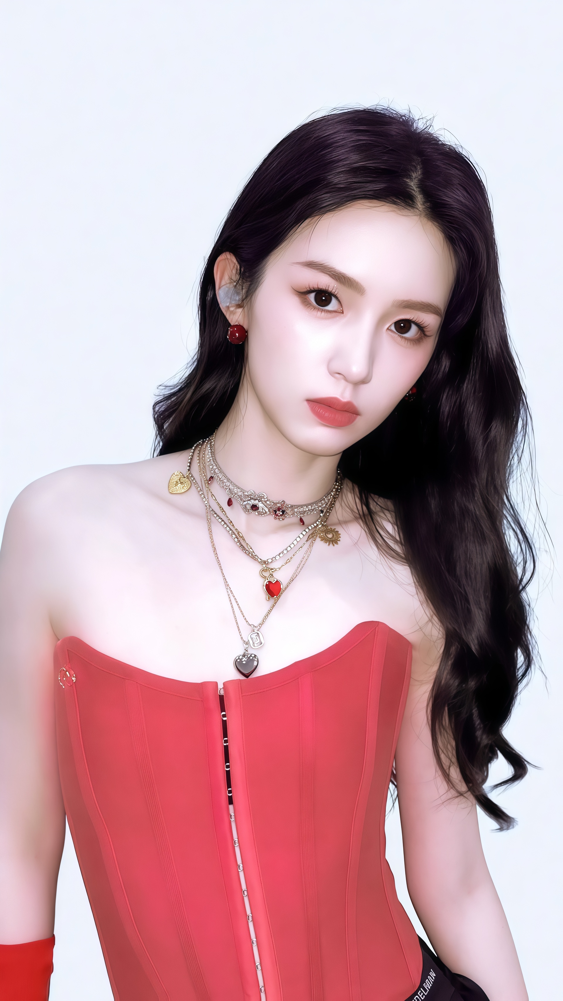 周也的红色Corset造型,为什么越“不完美”越高级?