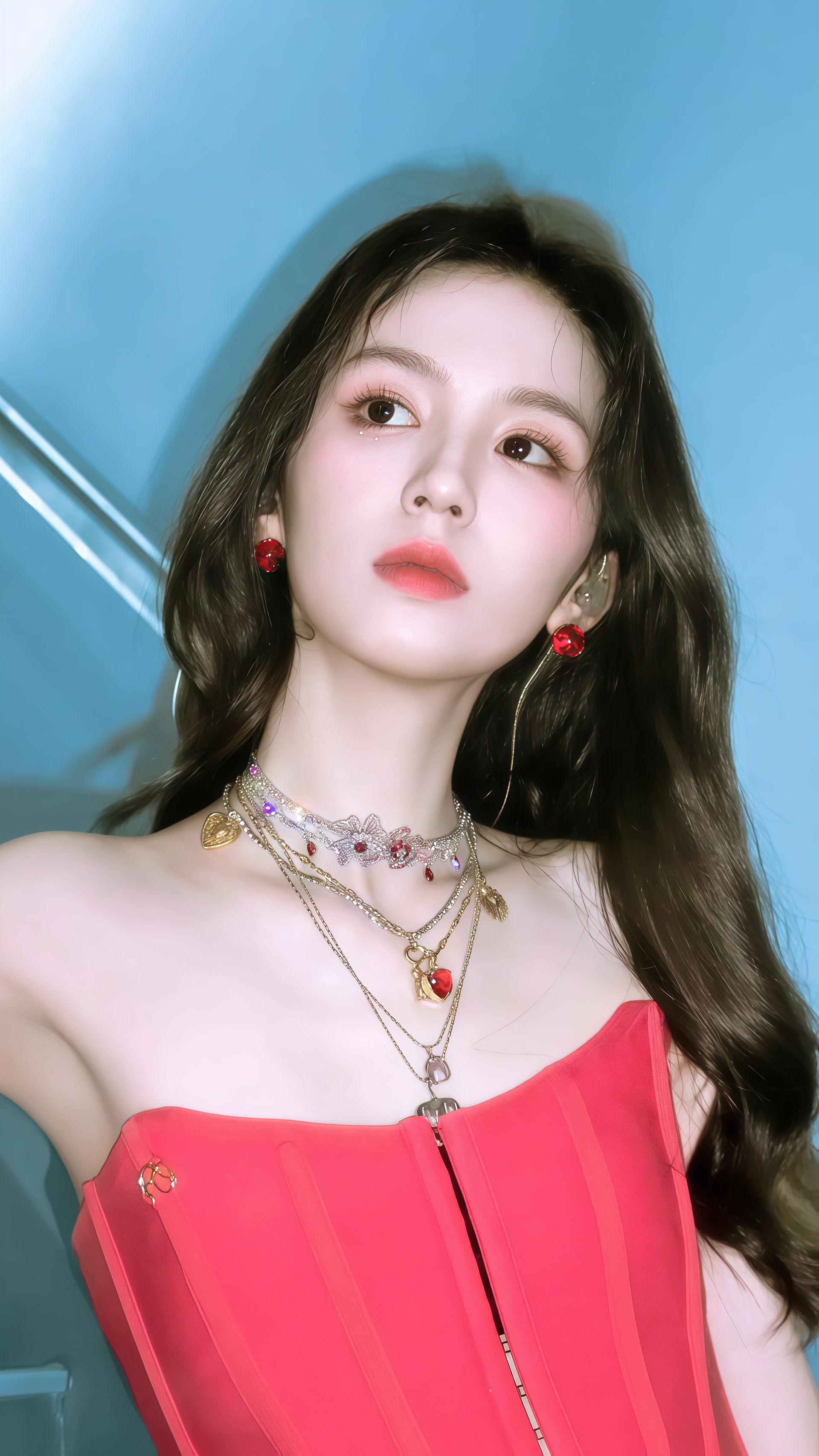 周也的红色Corset造型，为什么越“不完美”越高级？