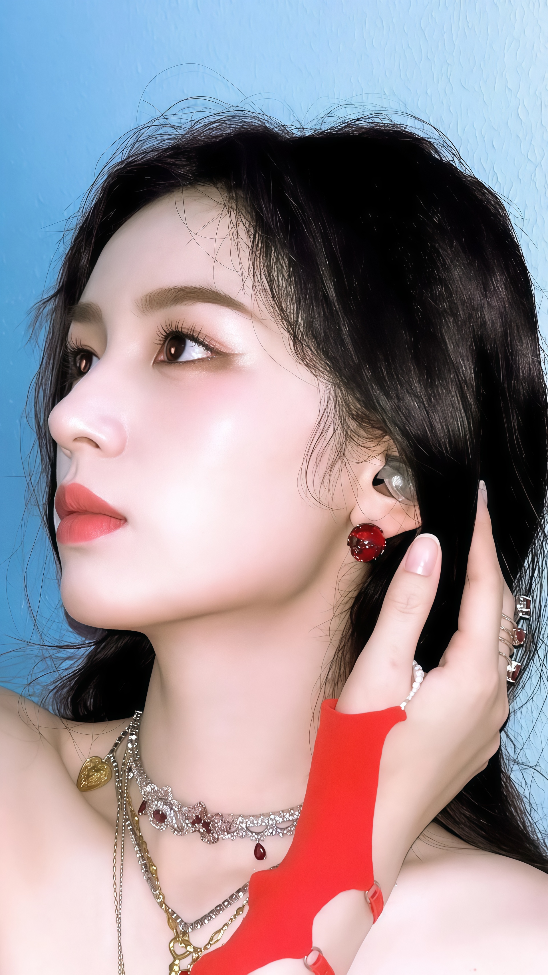 周也的红色Corset造型，为什么越“不完美”越高级？