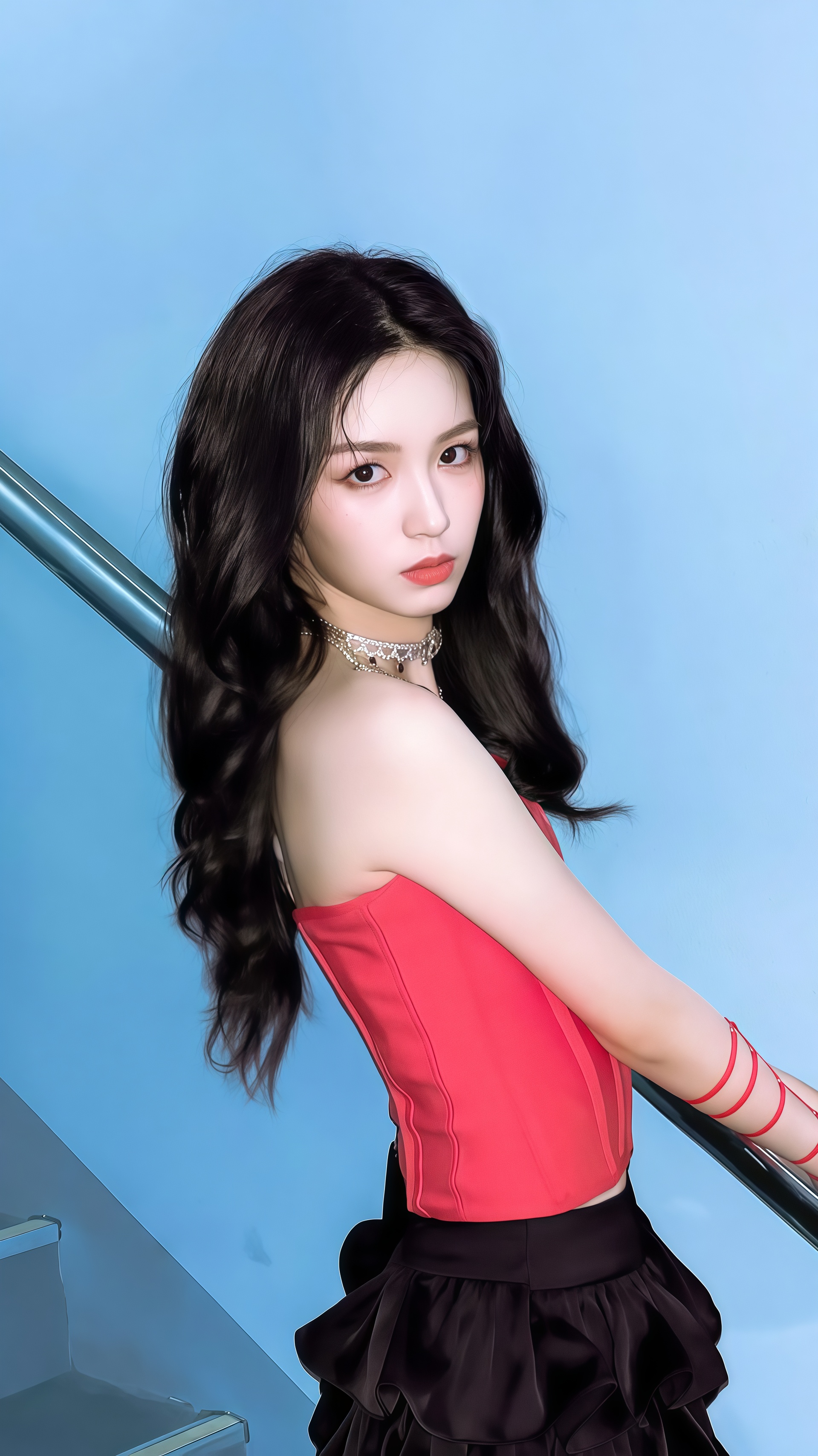 周也的红色Corset造型，为什么越“不完美”越高级？