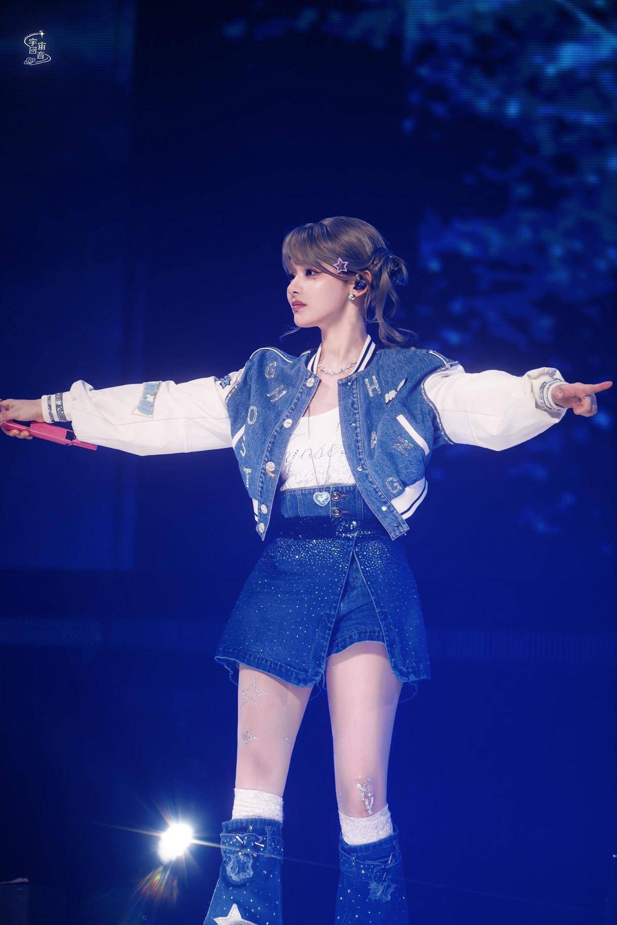 黄霄雲细肢衬娇俏身段，肉丝牛仔look又懒又美，这松弛感太绝了