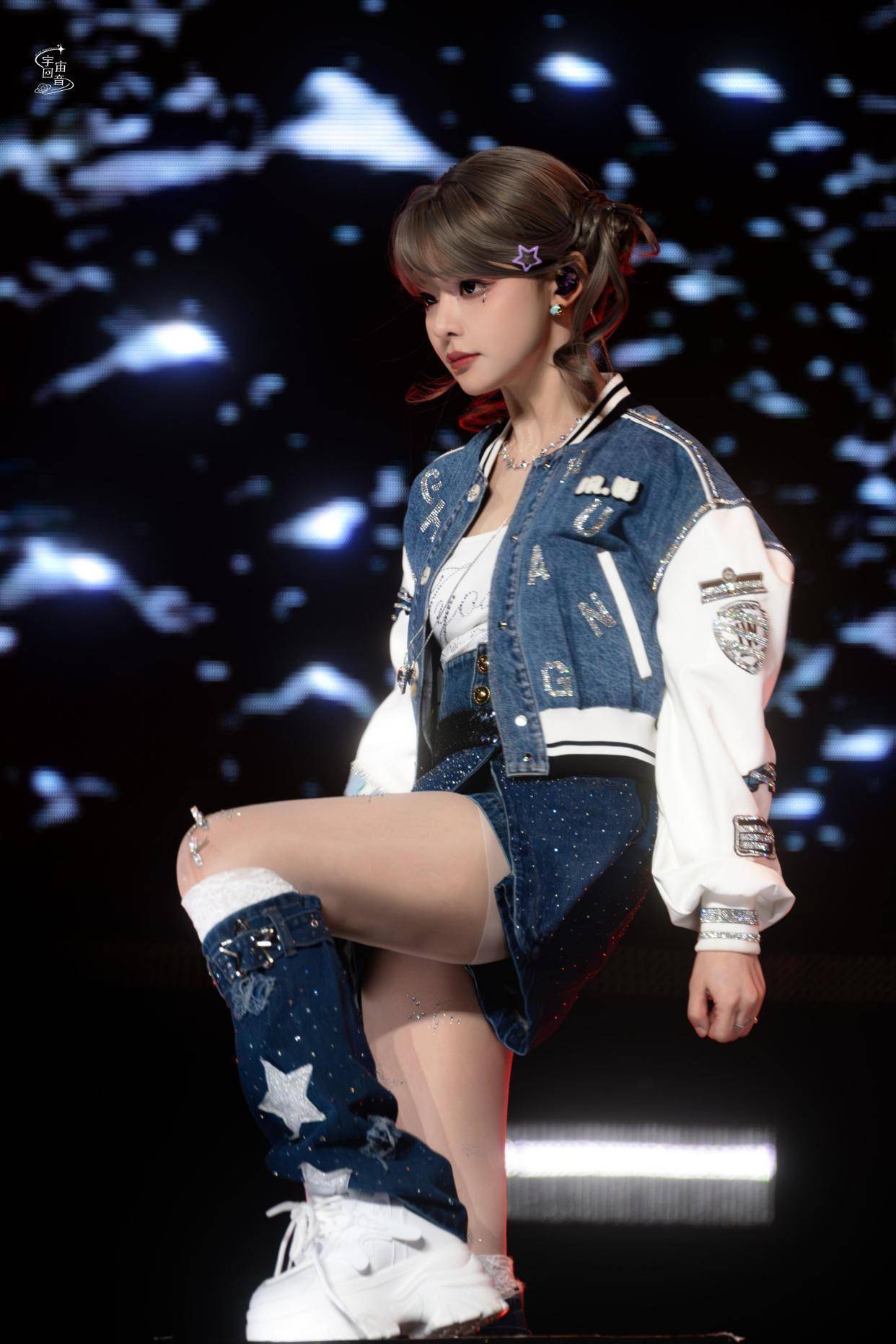 黄霄雲细肢衬娇俏身段，肉丝牛仔look又懒又美，这松弛感太绝了