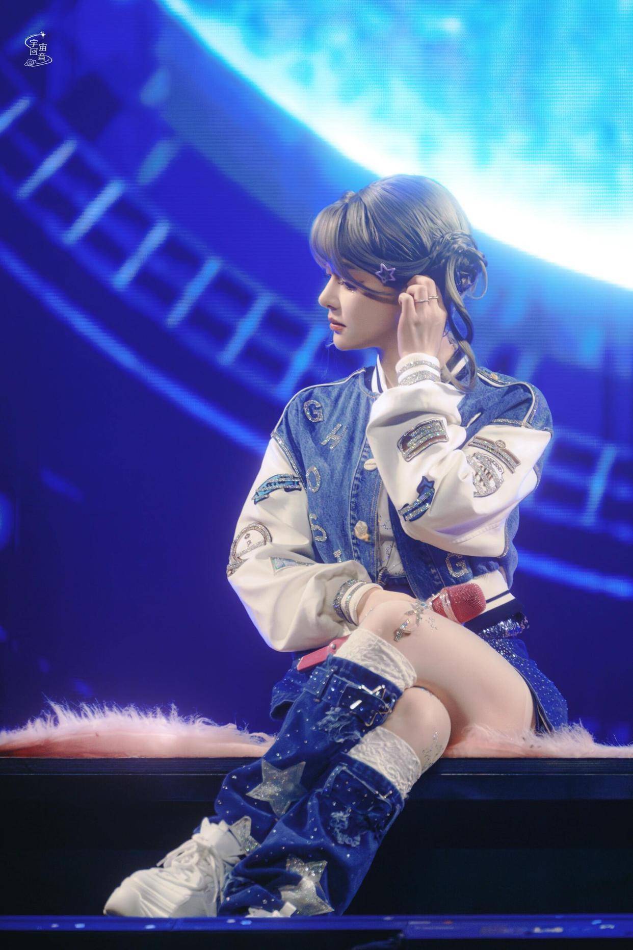 黄霄雲细肢衬娇俏身段，肉丝牛仔look又懒又美，这松弛感太绝了