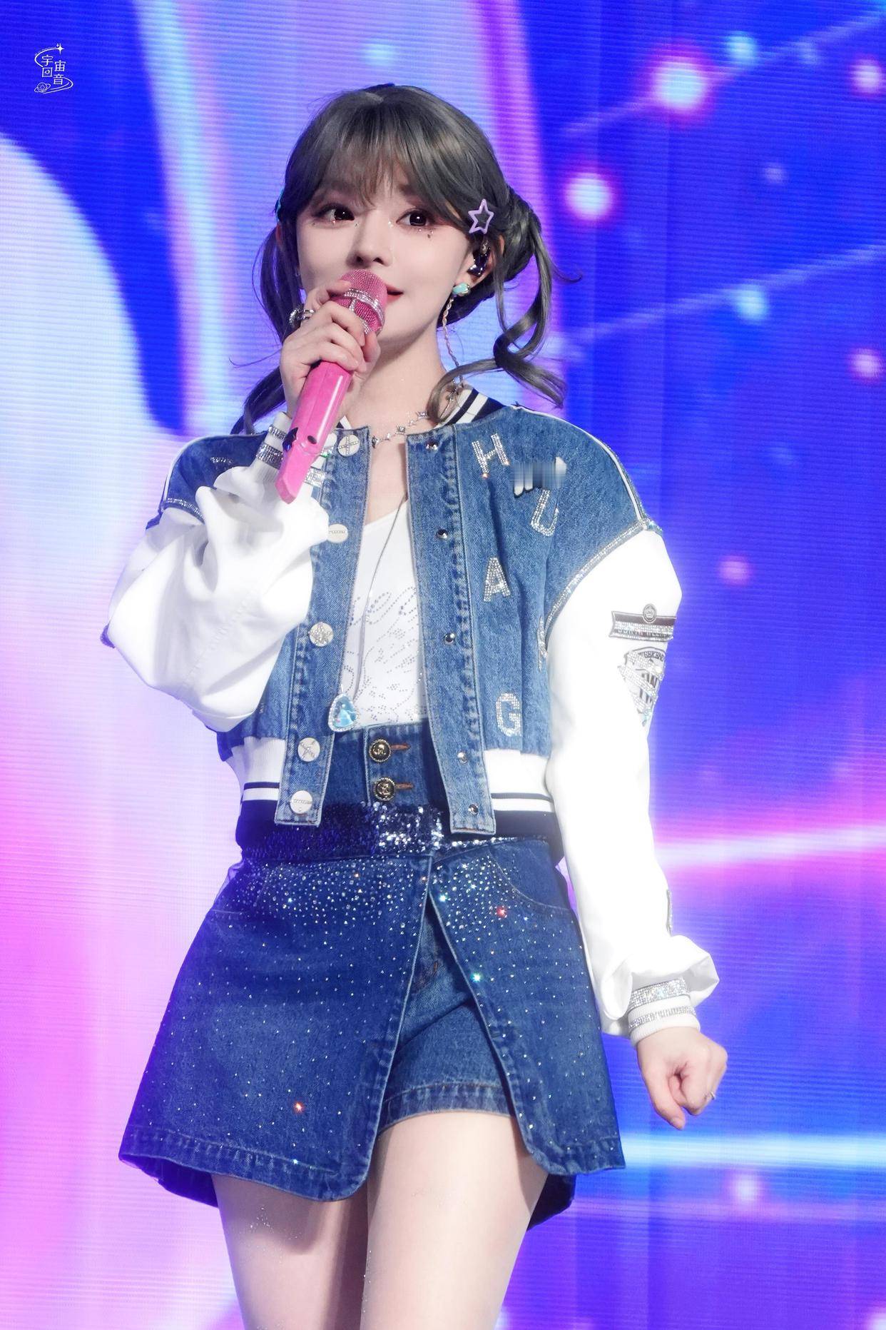 黄霄雲细肢衬娇俏身段，肉丝牛仔look又懒又美，这松弛感太绝了