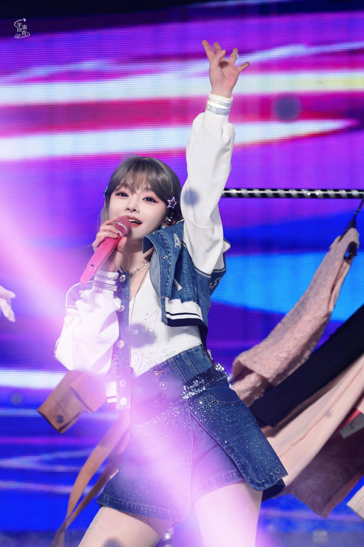 黄霄雲细肢衬娇俏身段，肉丝牛仔look又懒又美，这松弛感太绝了