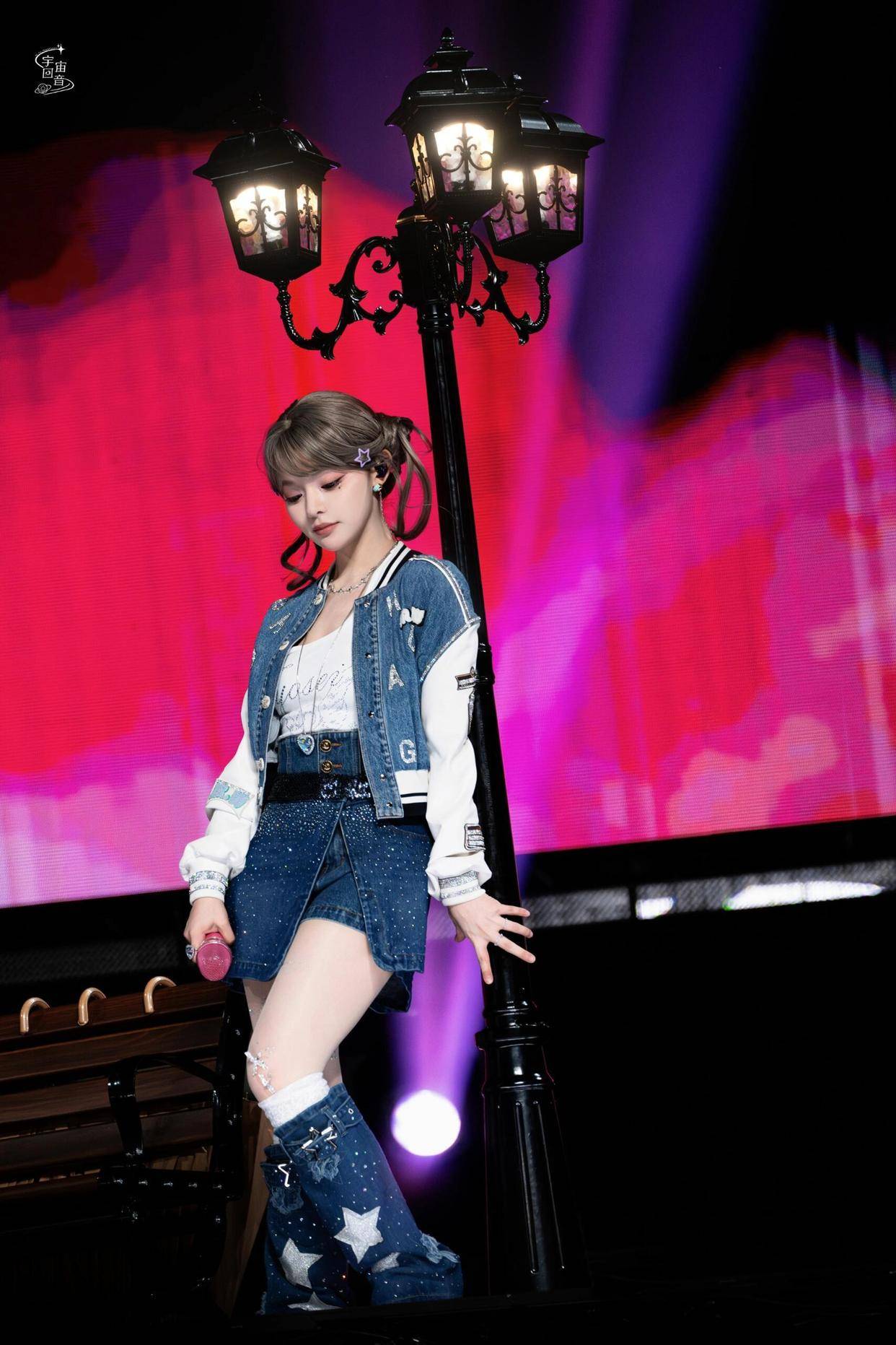 黄霄雲细肢衬娇俏身段，肉丝牛仔look又懒又美，这松弛感太绝了