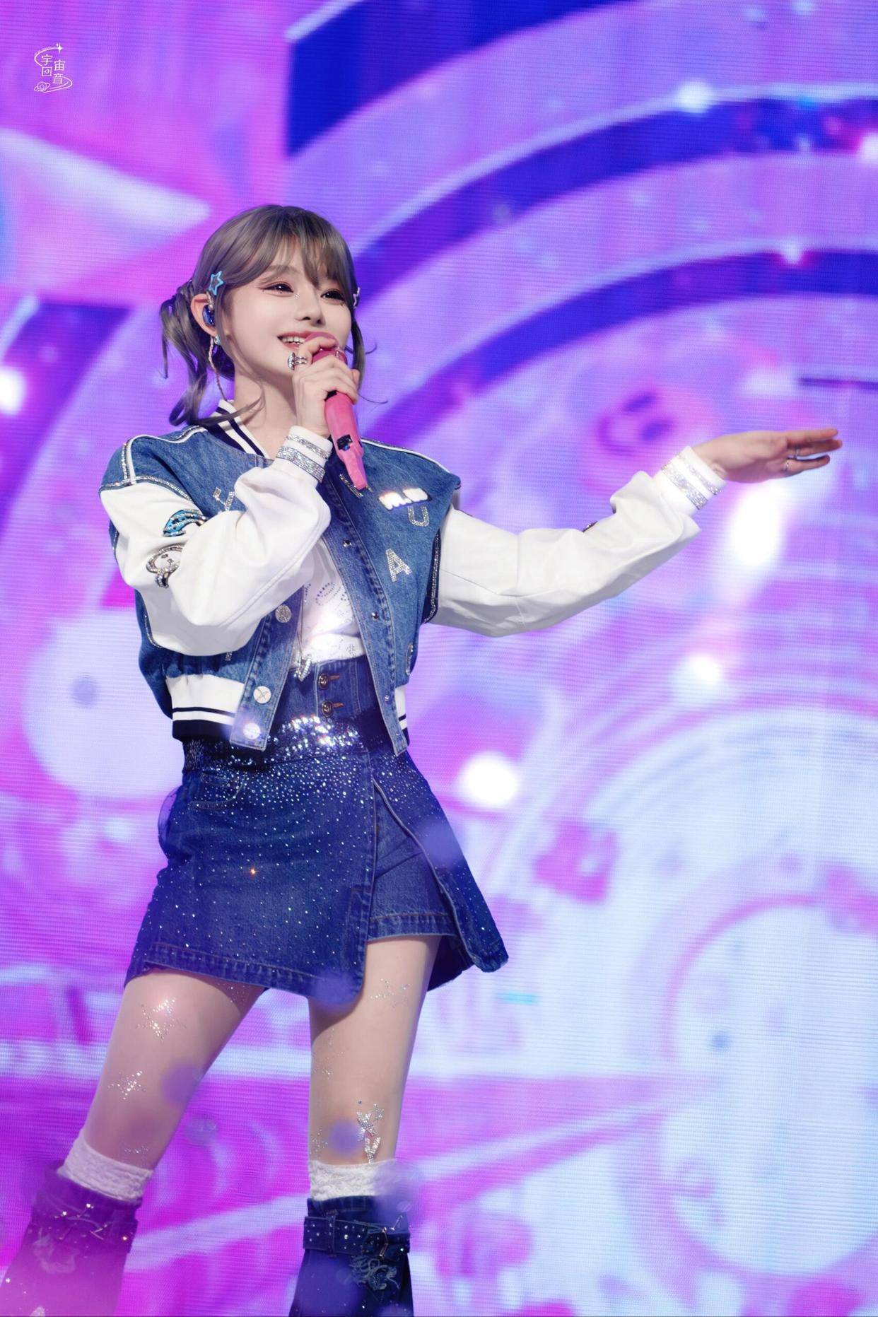 黄霄雲细肢衬娇俏身段，肉丝牛仔look又懒又美，这松弛感太绝了