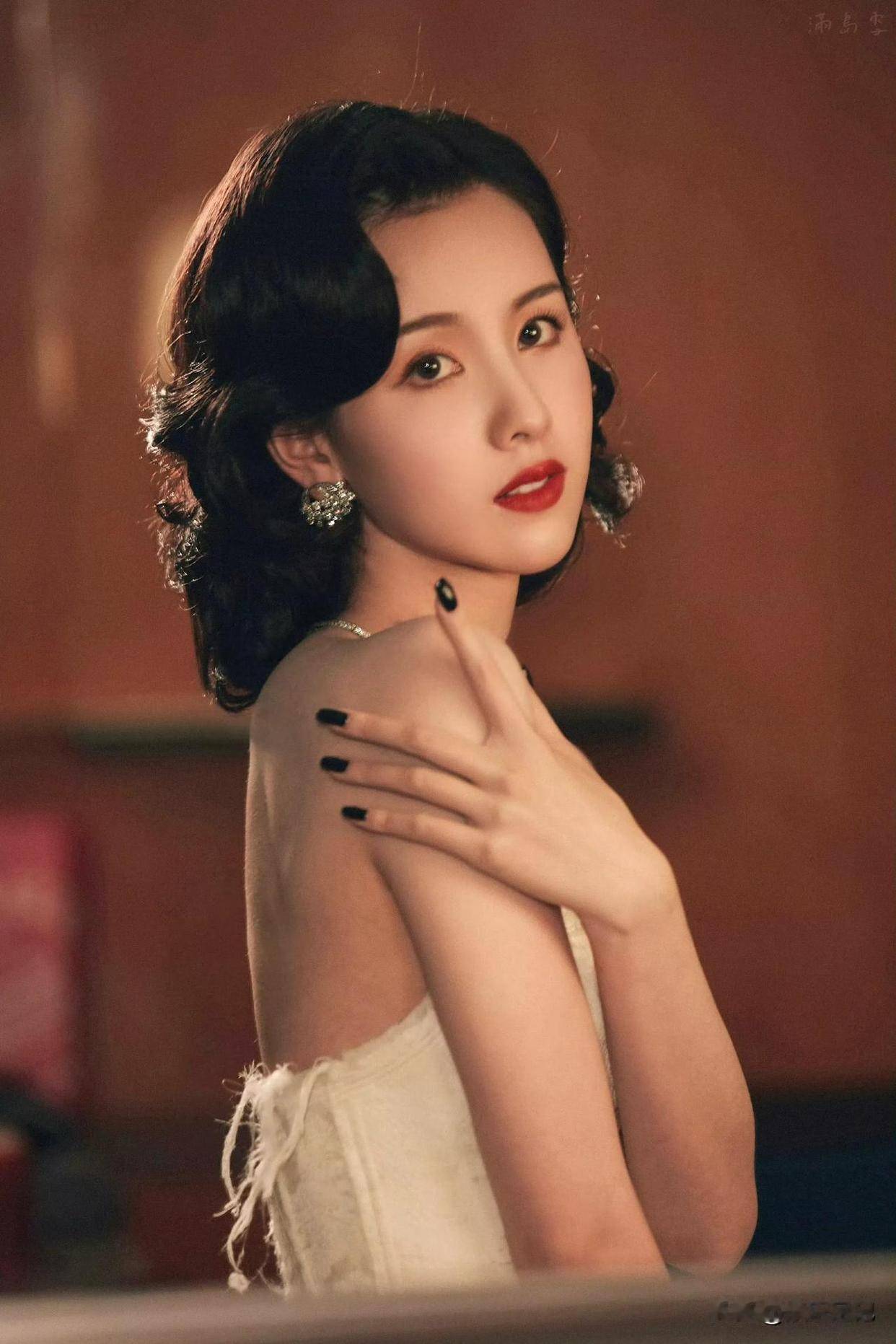 陈都灵名媛风造型被批身材扁平没看头?这才是优雅迷人! 陈都灵名媛风造型被批身材扁平没看头?这才是优雅迷人!