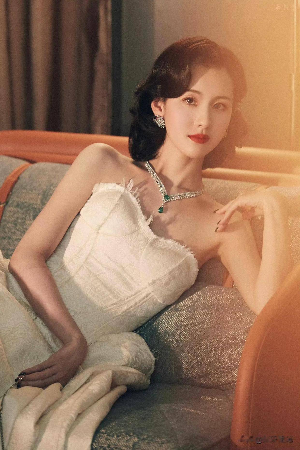 陈都灵名媛风造型被批身材扁平没看头?这才是优雅迷人! 陈都灵名媛风造型被批身材扁平没看头?这才是优雅迷人!