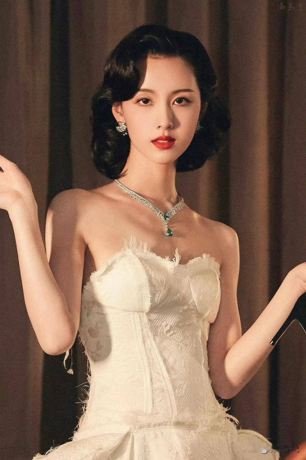 陈都灵名媛风造型被批身材扁平没看头?这才是优雅迷人! 陈都灵名媛风造型被批身材扁平没看头?这才是优雅迷人!