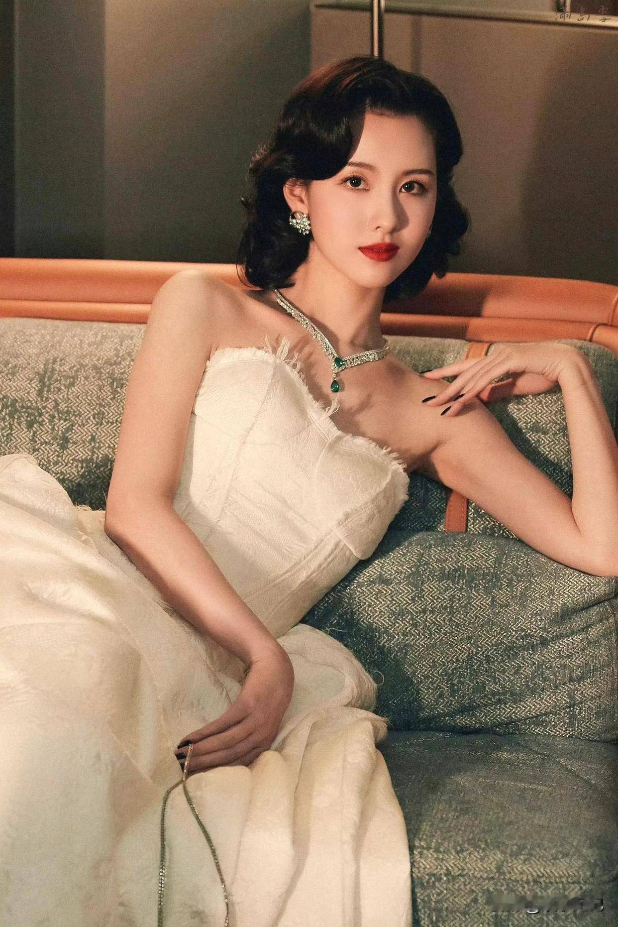 陈都灵名媛风造型被批身材扁平没看头？这才是优雅迷人！