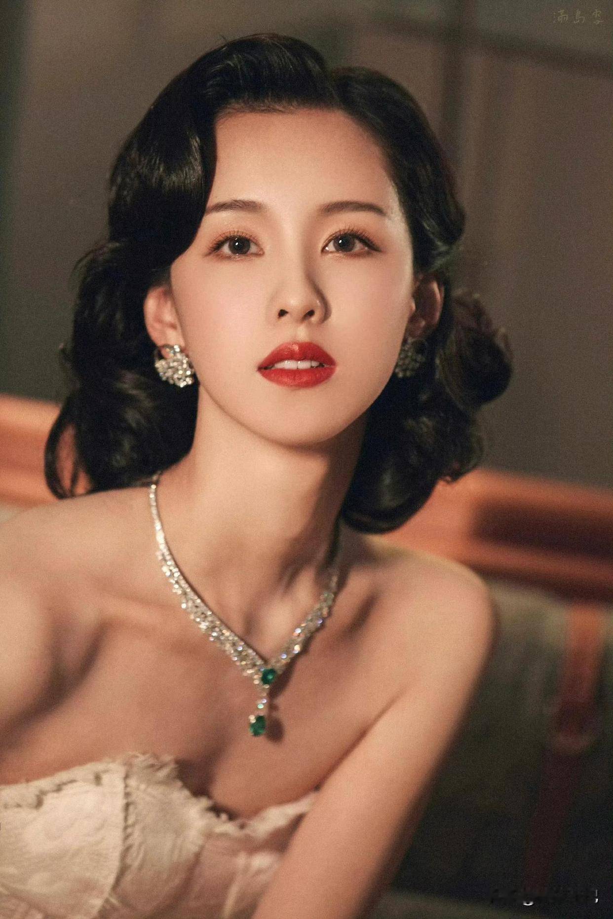 陈都灵名媛风造型被批身材扁平没看头?这才是优雅迷人! 陈都灵名媛风造型被批身材扁平没看头?这才是优雅迷人!