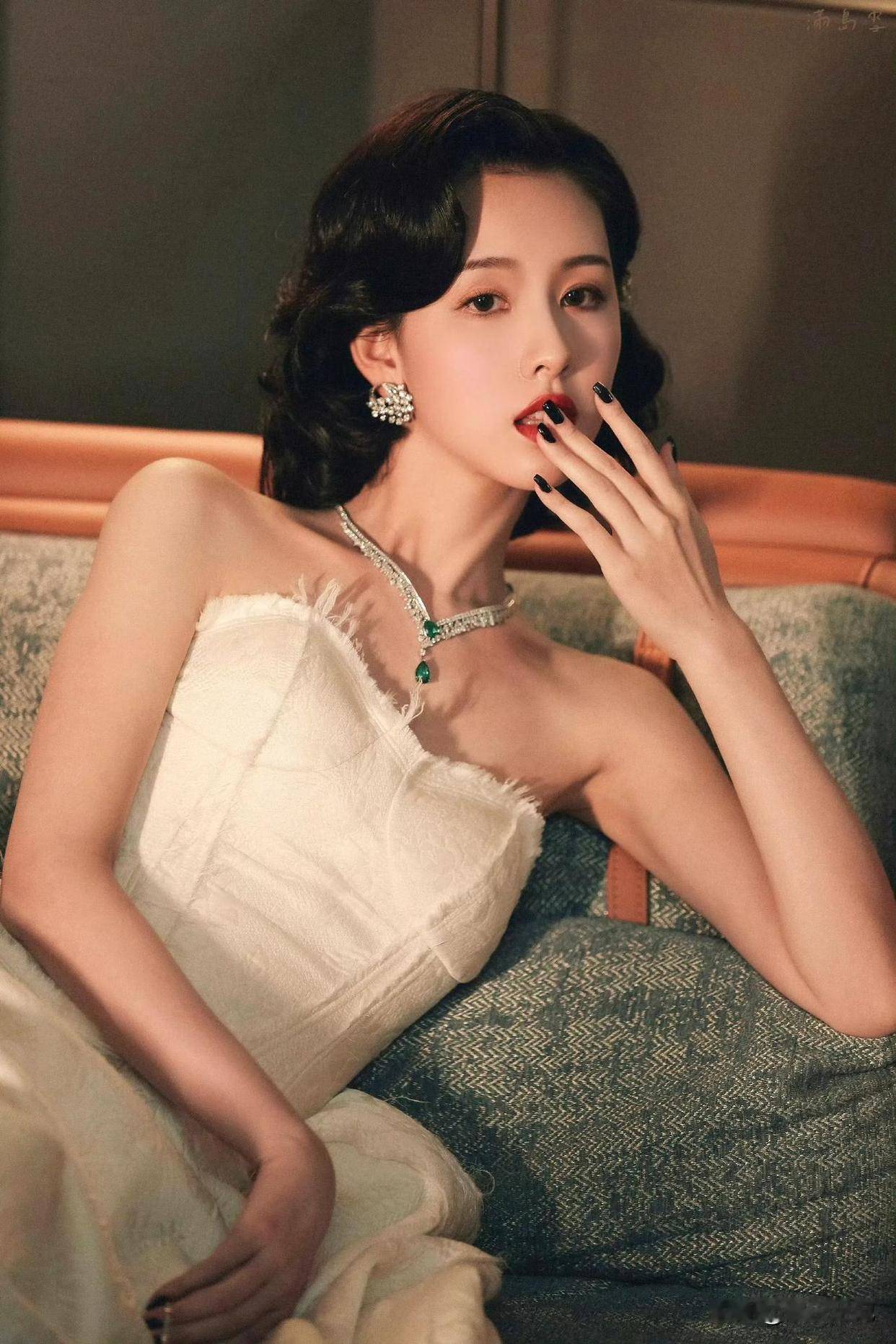 陈都灵名媛风造型被批身材扁平没看头?这才是优雅迷人! 陈都灵名媛风造型被批身材扁平没看头?这才是优雅迷人!