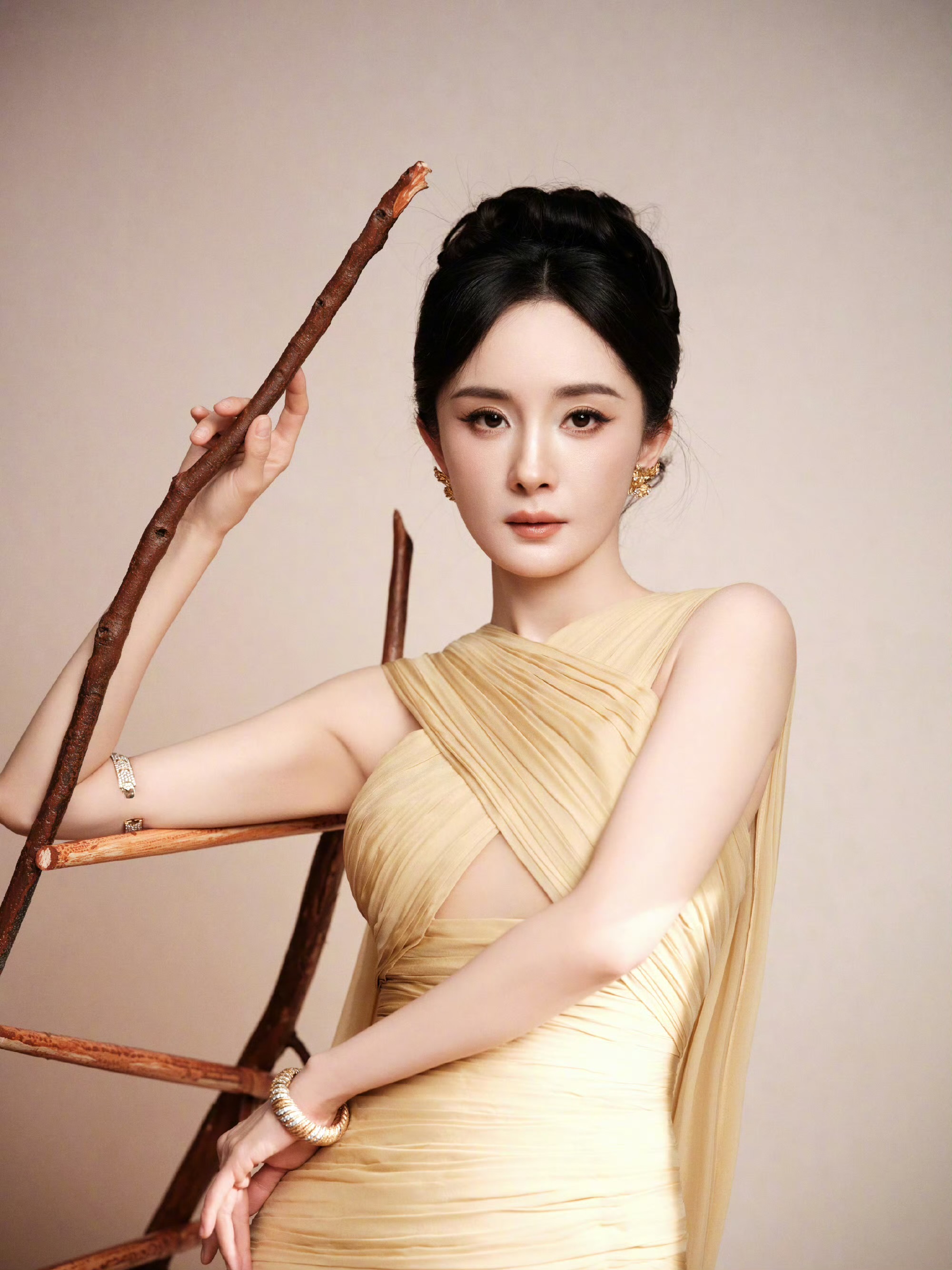 杨幂身着黄色礼裙造型优雅明媚,展现温婉大气气质