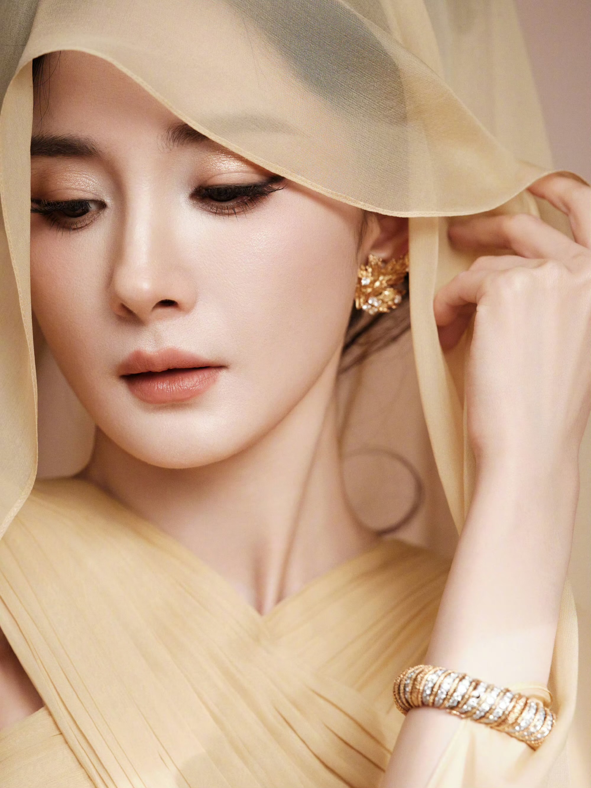 杨幂身着黄色礼裙造型优雅明媚,展现温婉大气气质 杨幂身着黄色礼裙造型优雅明媚,展现温婉大气气质