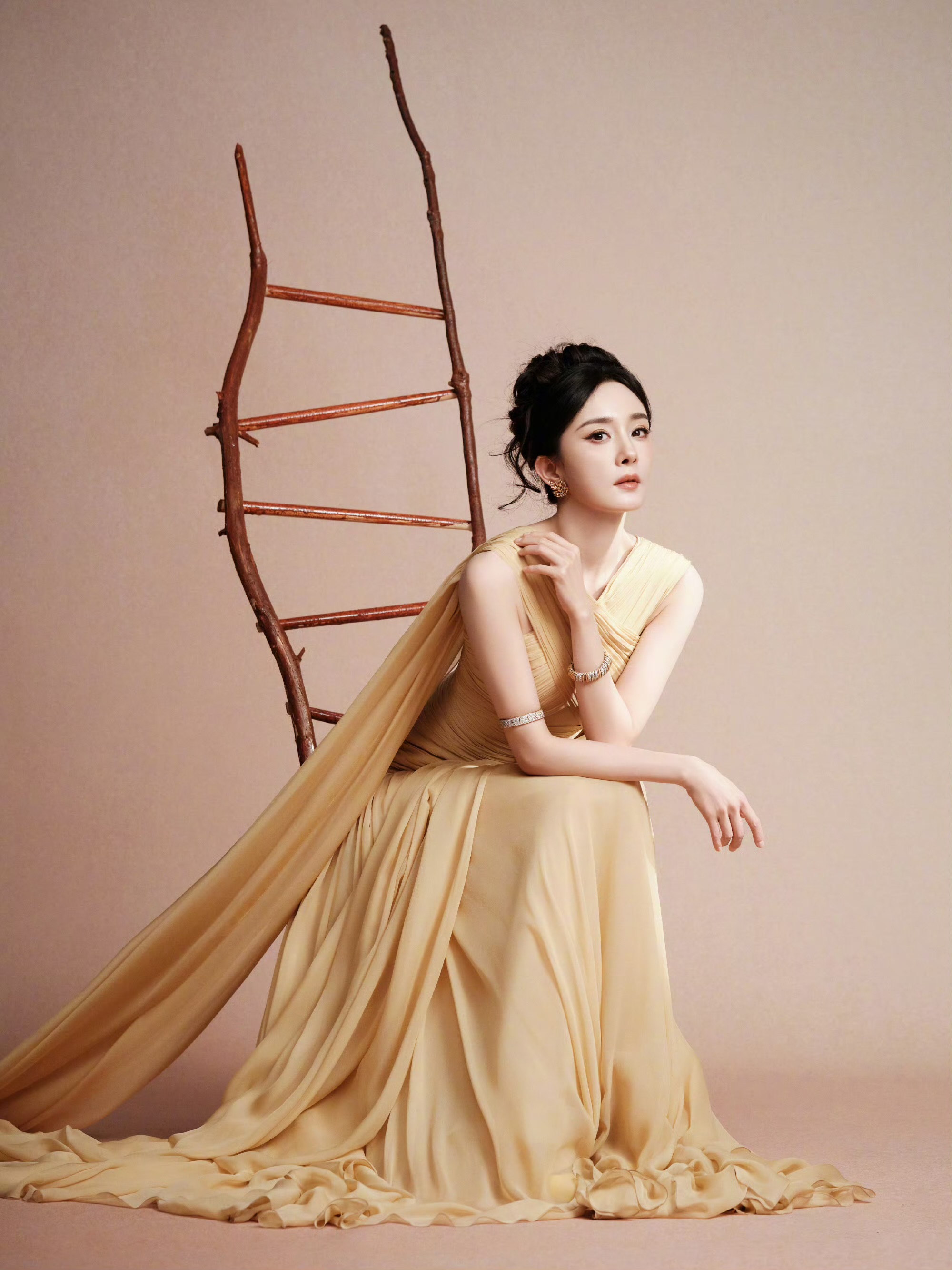 杨幂身着黄色礼裙造型优雅明媚,展现温婉大气气质 杨幂身着黄色礼裙造型优雅明媚,展现温婉大气气质