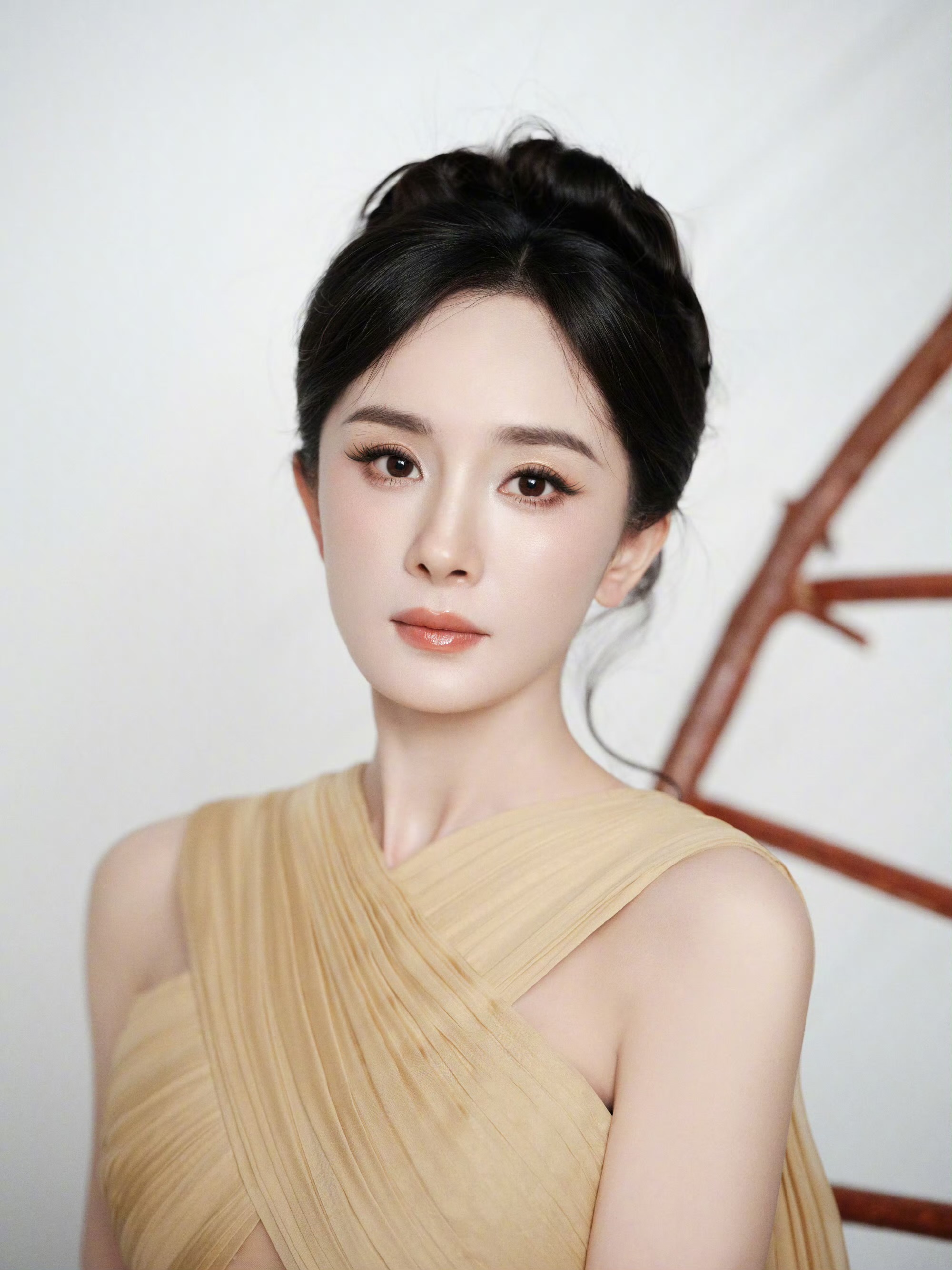 杨幂身着黄色礼裙造型优雅明媚,展现温婉大气气质 杨幂身着黄色礼裙造型优雅明媚,展现温婉大气气质