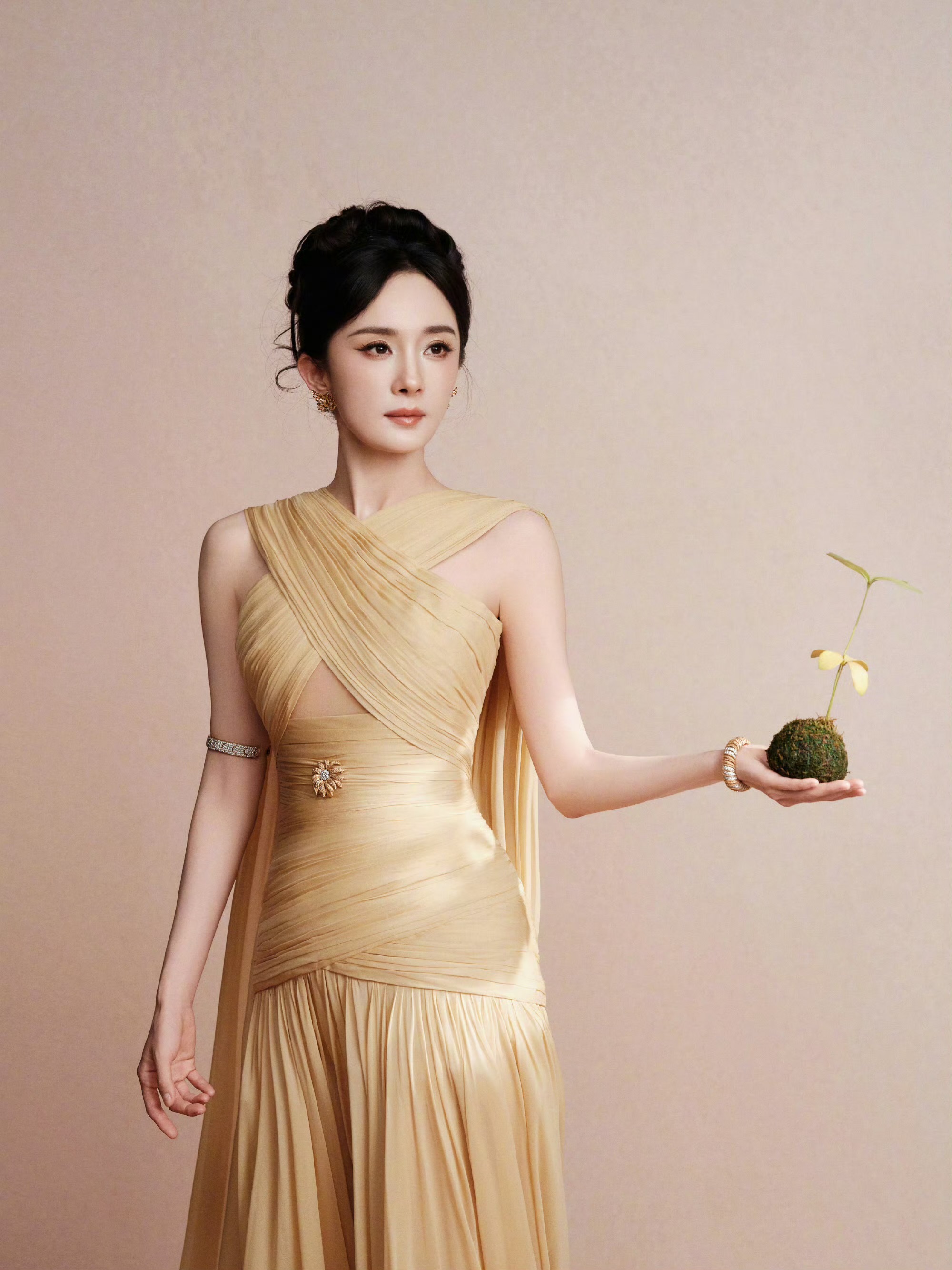 杨幂身着黄色礼裙造型优雅明媚,展现温婉大气气质 杨幂身着黄色礼裙造型优雅明媚,展现温婉大气气质