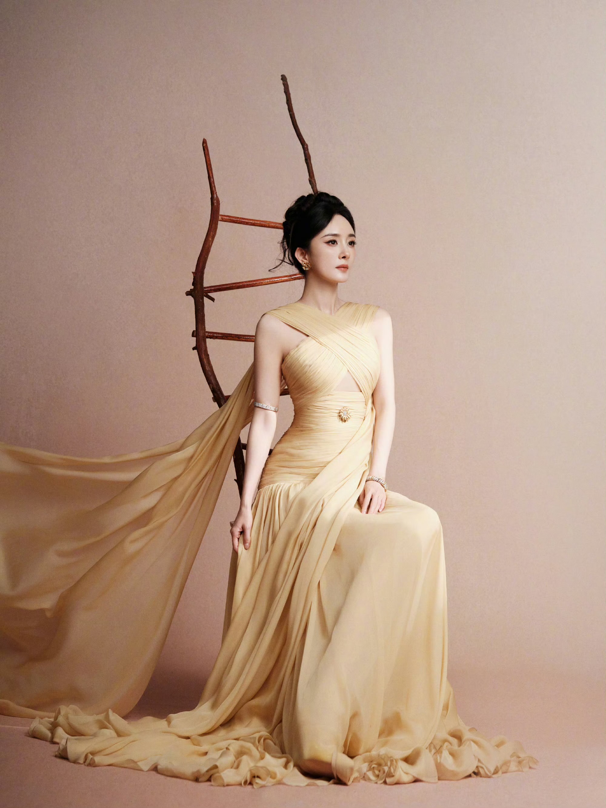 杨幂身着黄色礼裙造型优雅明媚,展现温婉大气气质 杨幂身着黄色礼裙造型优雅明媚,展现温婉大气气质