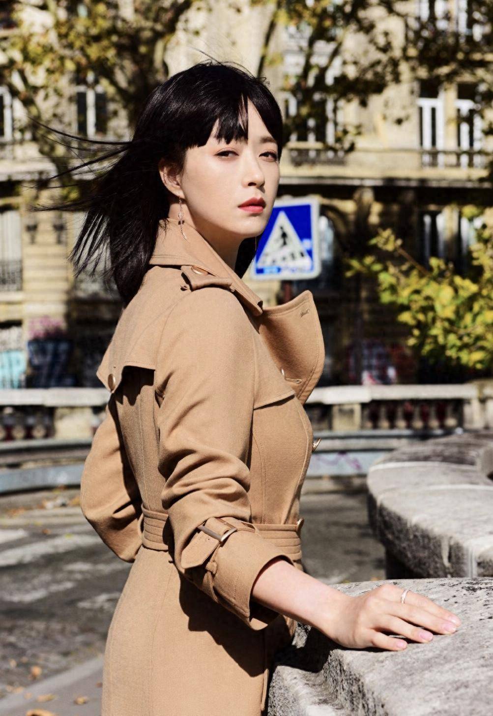 蒋欣瘦了超任性，大衣长筒靴街拍，齐刘海冷艳又高级