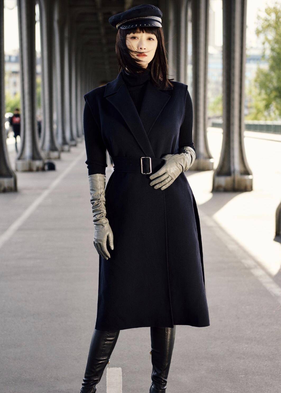 蒋欣瘦了超任性，大衣长筒靴街拍，齐刘海冷艳又高级