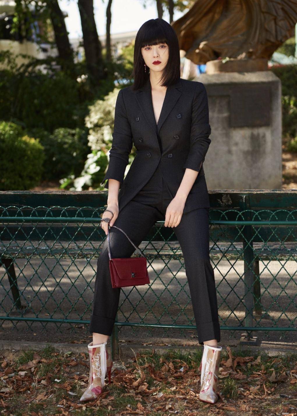 蒋欣瘦了超任性，大衣长筒靴街拍，齐刘海冷艳又高级