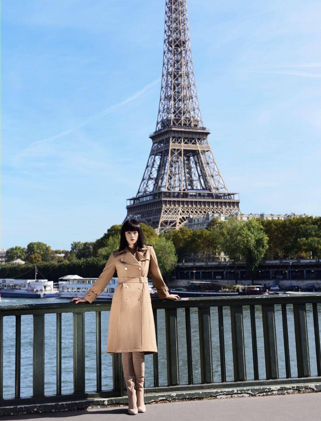 蒋欣瘦了超任性，大衣长筒靴街拍，齐刘海冷艳又高级