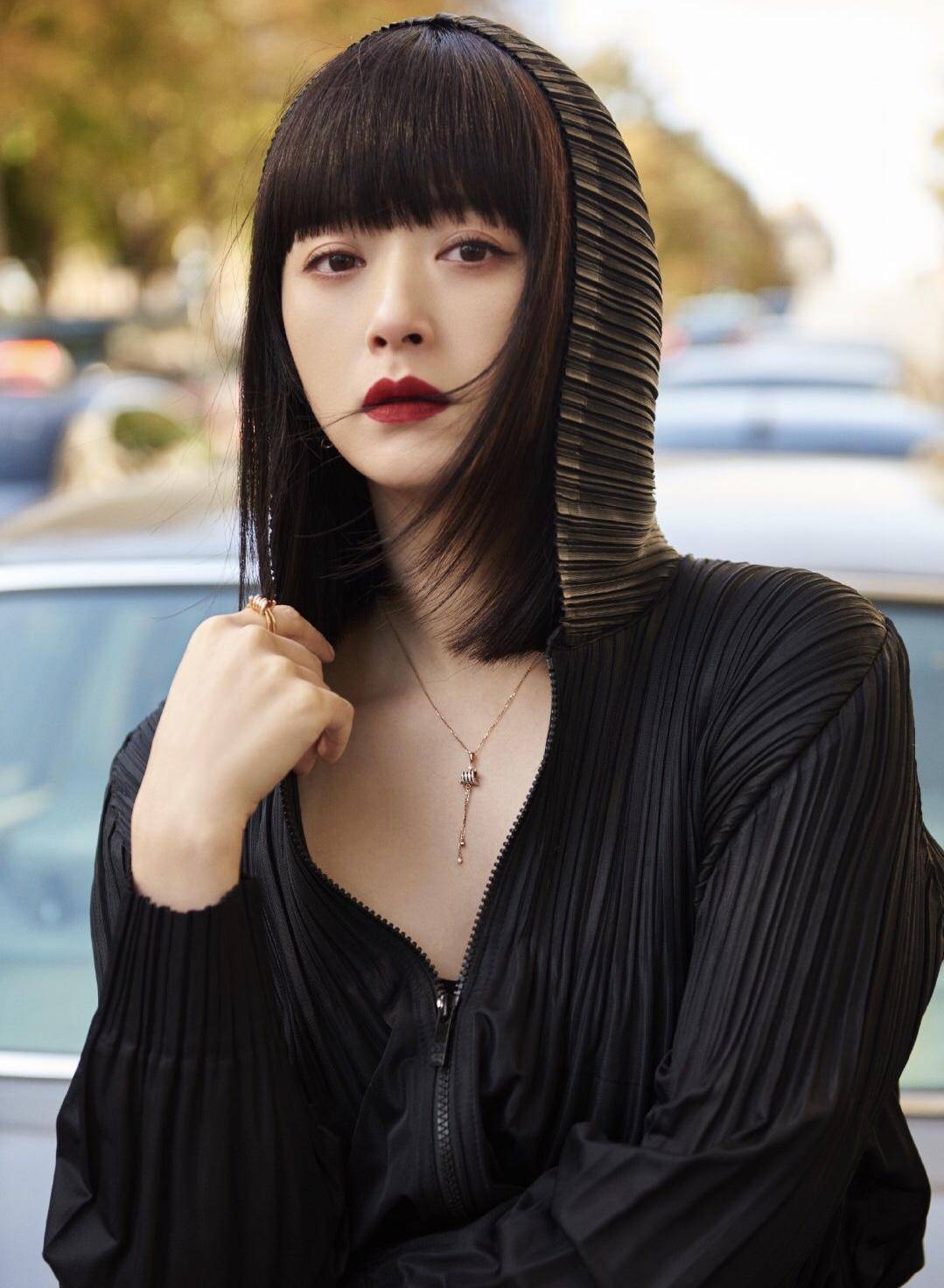 蒋欣瘦了超任性，大衣长筒靴街拍，齐刘海冷艳又高级