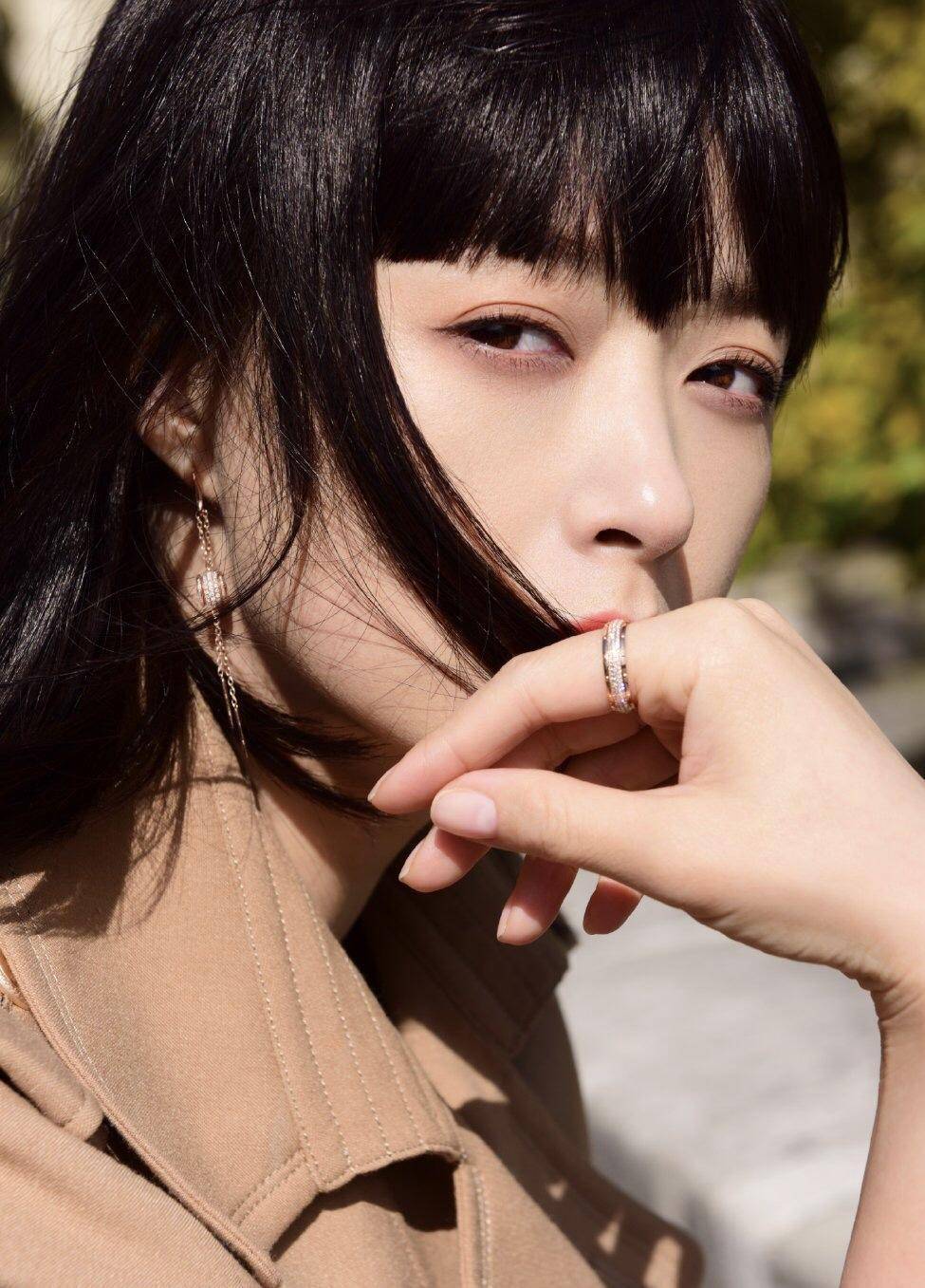 蒋欣瘦了超任性，大衣长筒靴街拍，齐刘海冷艳又高级