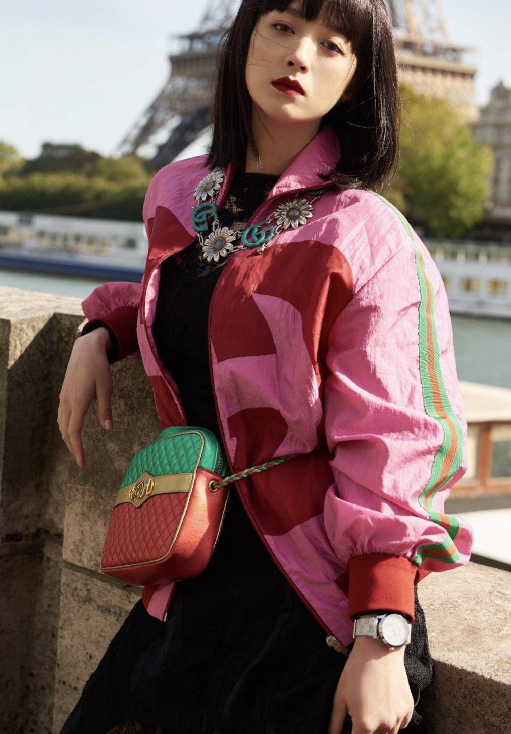 蒋欣瘦了超任性，大衣长筒靴街拍，齐刘海冷艳又高级