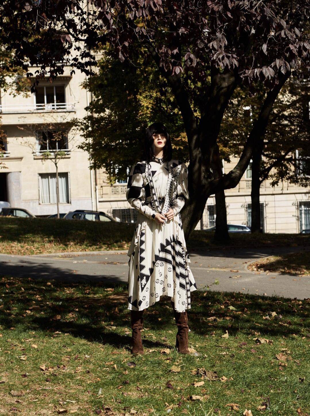 蒋欣瘦了超任性，大衣长筒靴街拍，齐刘海冷艳又高级