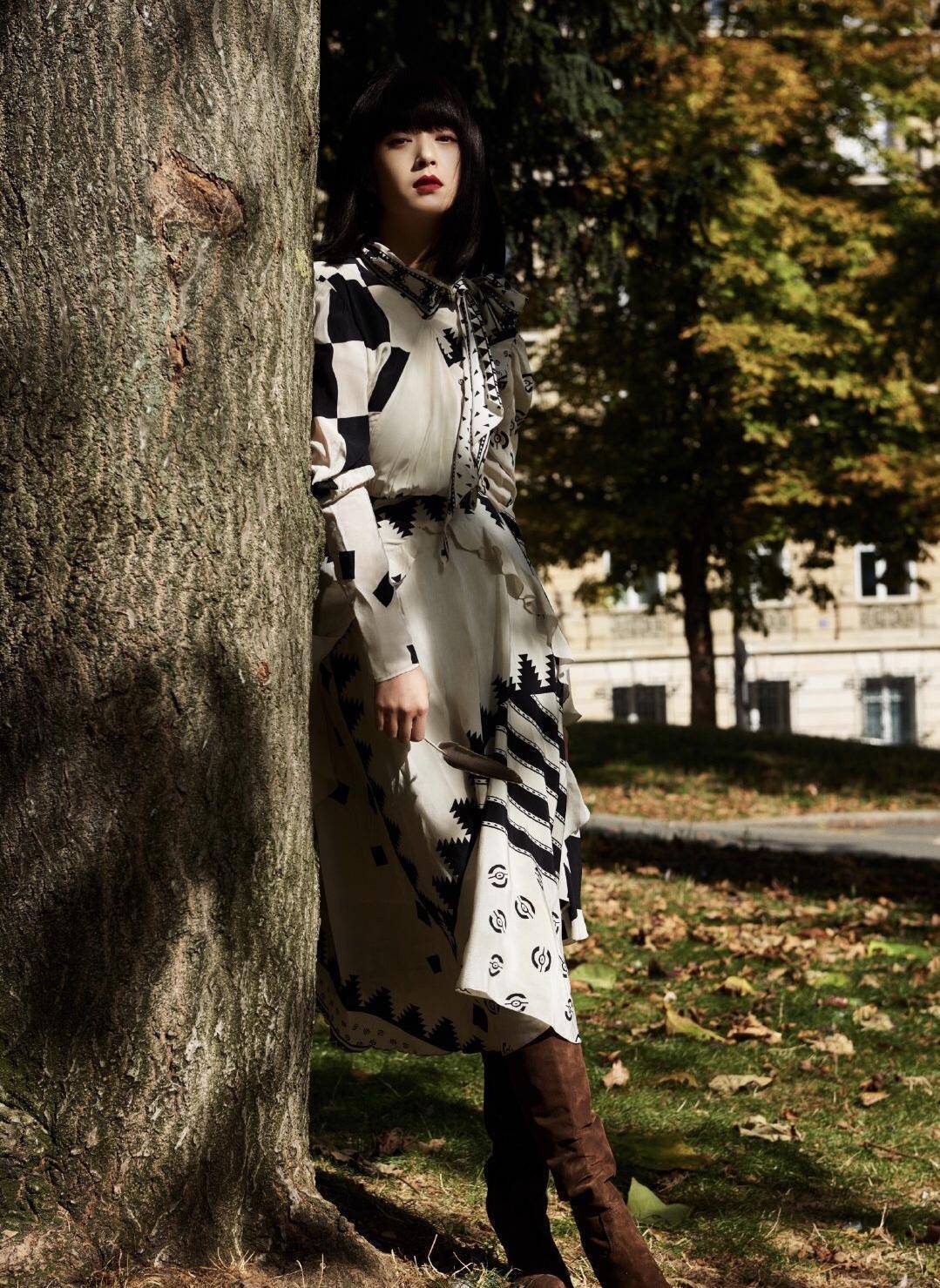 蒋欣瘦了超任性，大衣长筒靴街拍，齐刘海冷艳又高级