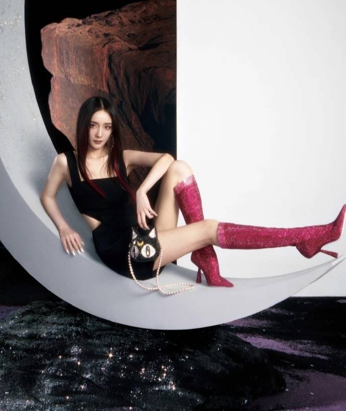 杨幂新刊大片 月下魅影科技感十足未来女战士