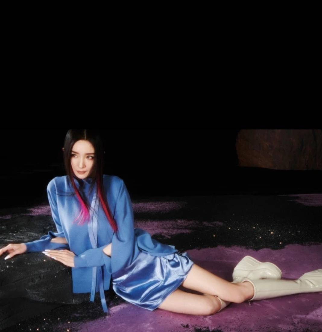 杨幂新刊大片 月下魅影科技感十足未来女战士 杨幂新刊大片 月下魅影科技感十足未来女战士