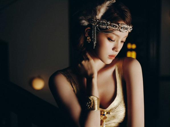 欧阳娜娜cos《了不起的盖茨比》里的黛西造型,造型太出彩了