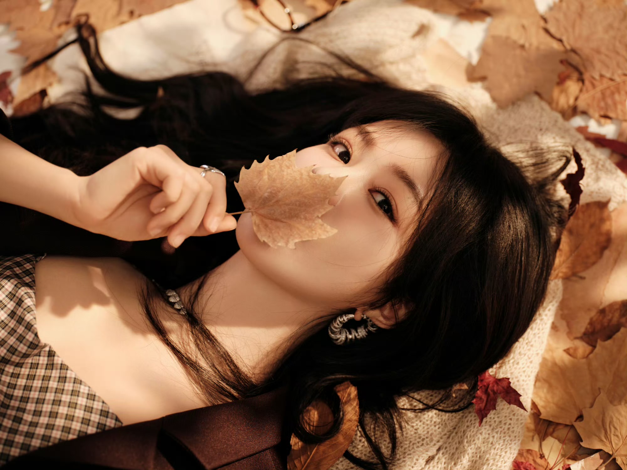 杨紫最新时尚穿搭美图，在沉浸与观察中自由切换