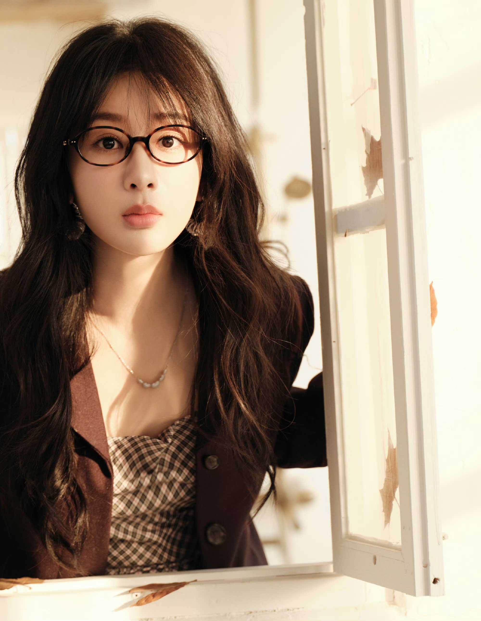 杨紫最新时尚穿搭美图，在沉浸与观察中自由切换