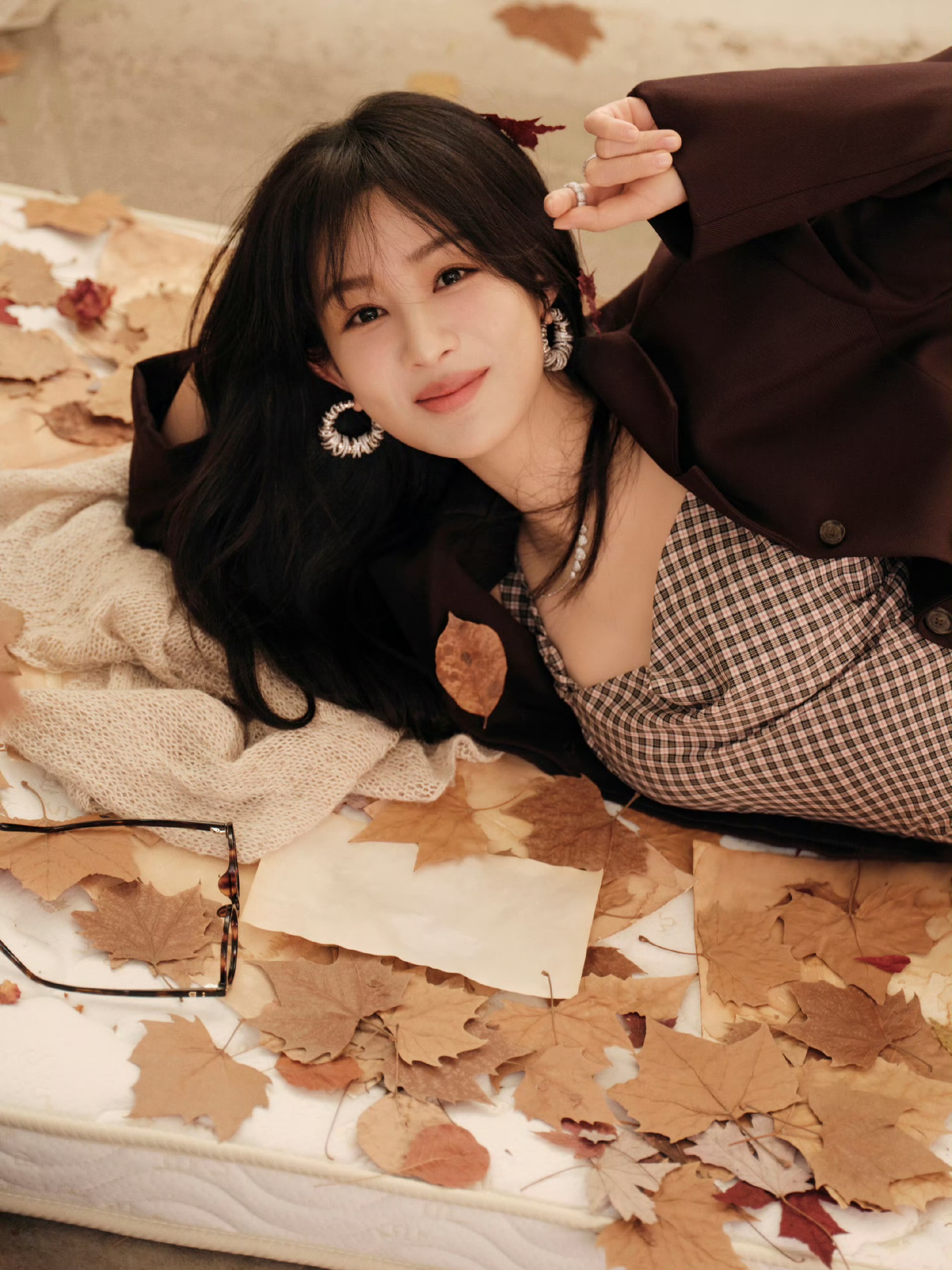 杨紫最新时尚穿搭美图，在沉浸与观察中自由切换