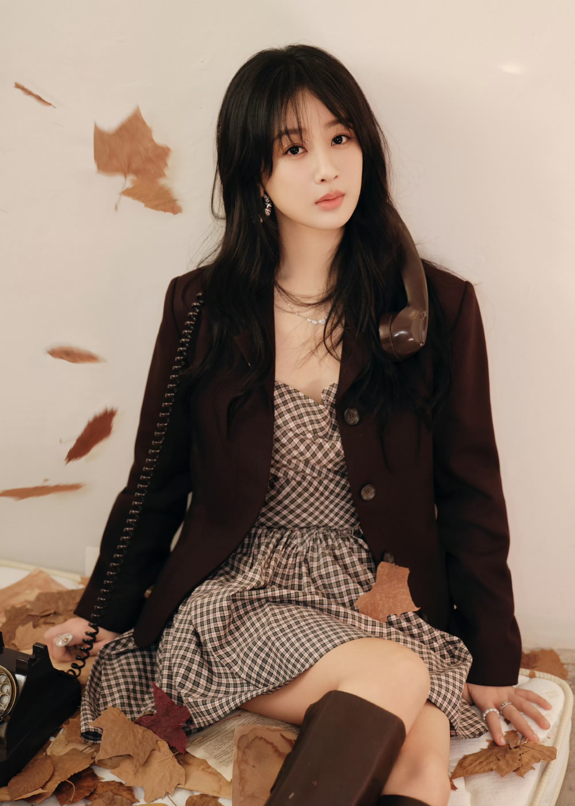 杨紫最新时尚穿搭美图，在沉浸与观察中自由切换