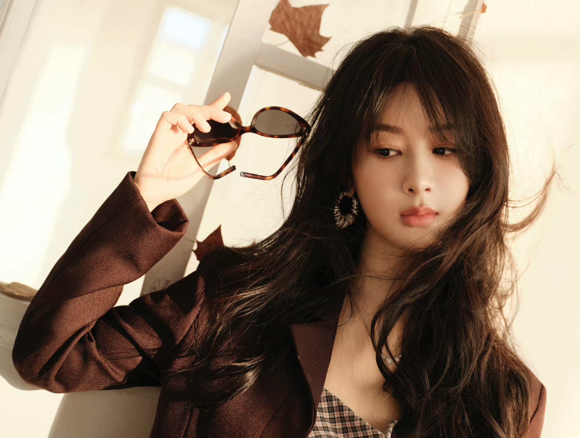 杨紫最新时尚穿搭美图，在沉浸与观察中自由切换