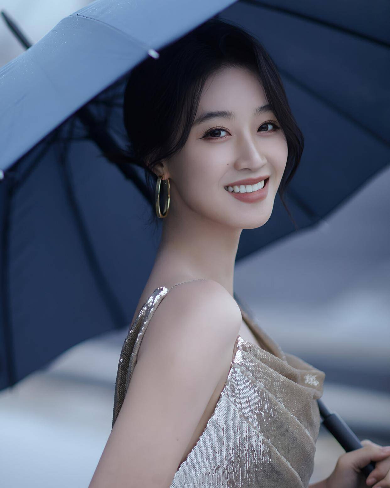 蓝盈莹窈窕身形搭配露背流光裙，演绎时尚优雅新高度