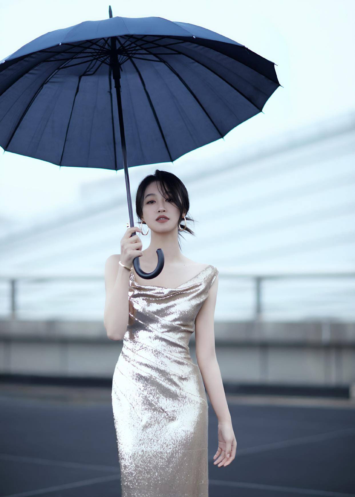 蓝盈莹窈窕身形搭配露背流光裙,演绎时尚优雅新高度 蓝盈莹窈窕身形搭配露背流光裙,演绎时尚优雅新高度