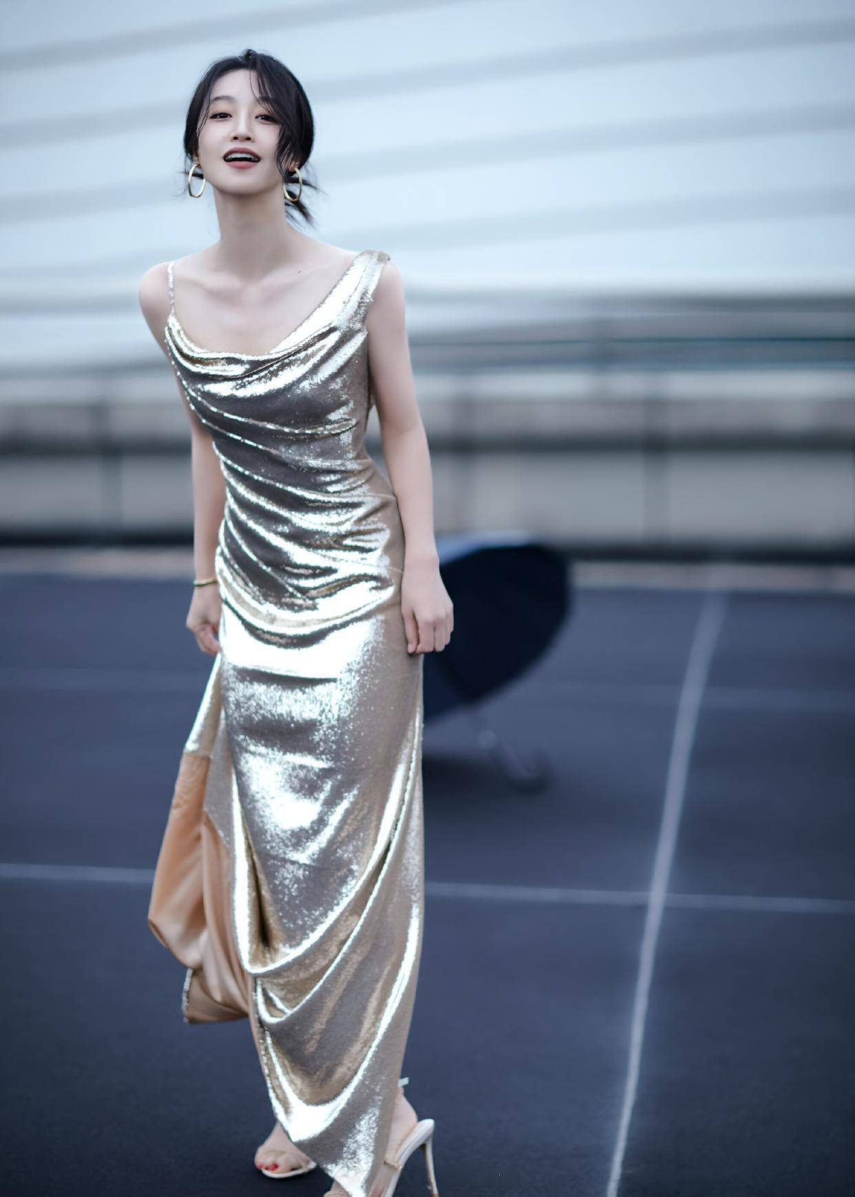 蓝盈莹窈窕身形搭配露背流光裙,演绎时尚优雅新高度 蓝盈莹窈窕身形搭配露背流光裙,演绎时尚优雅新高度