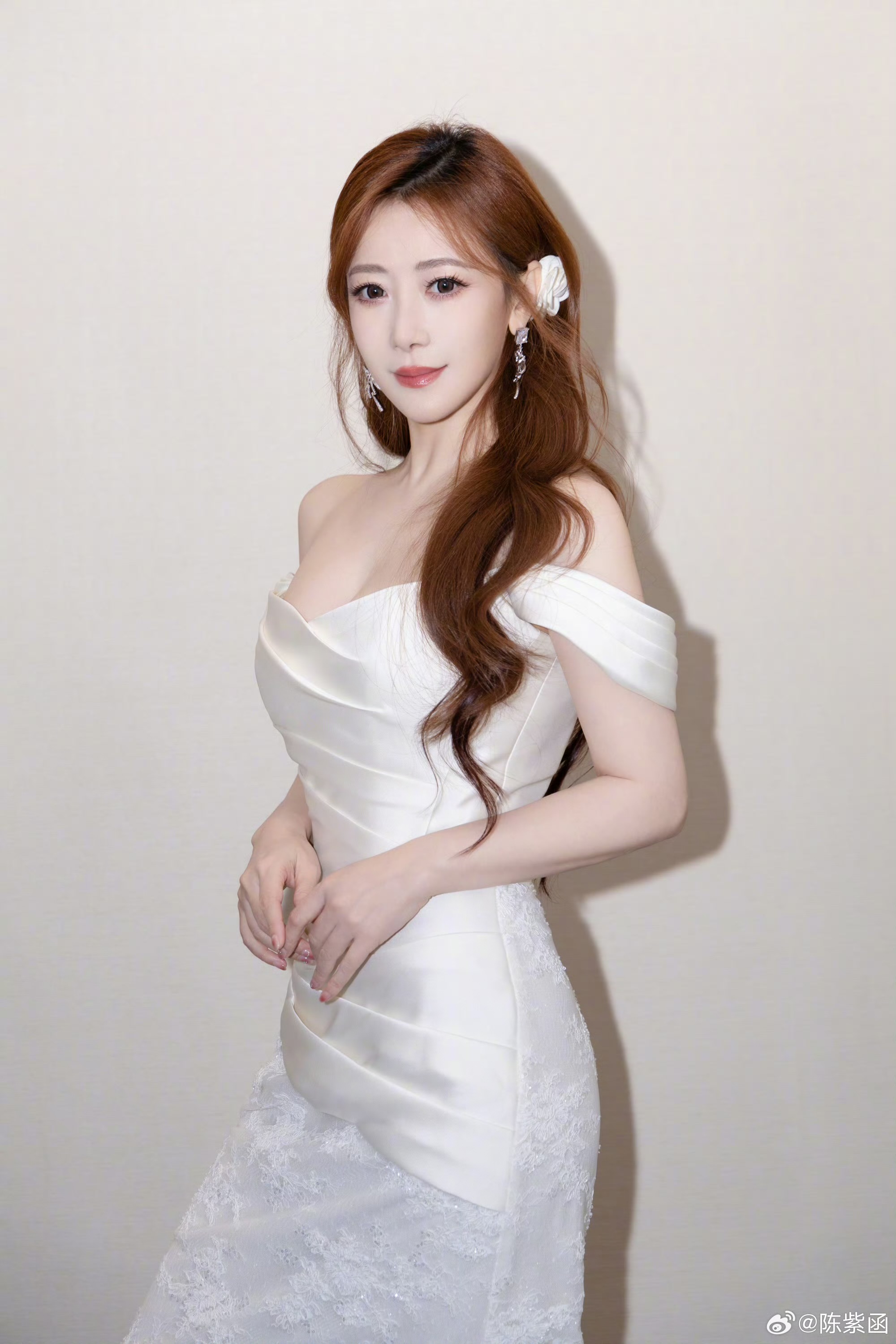 陈紫函优雅白裙，美的令人心动