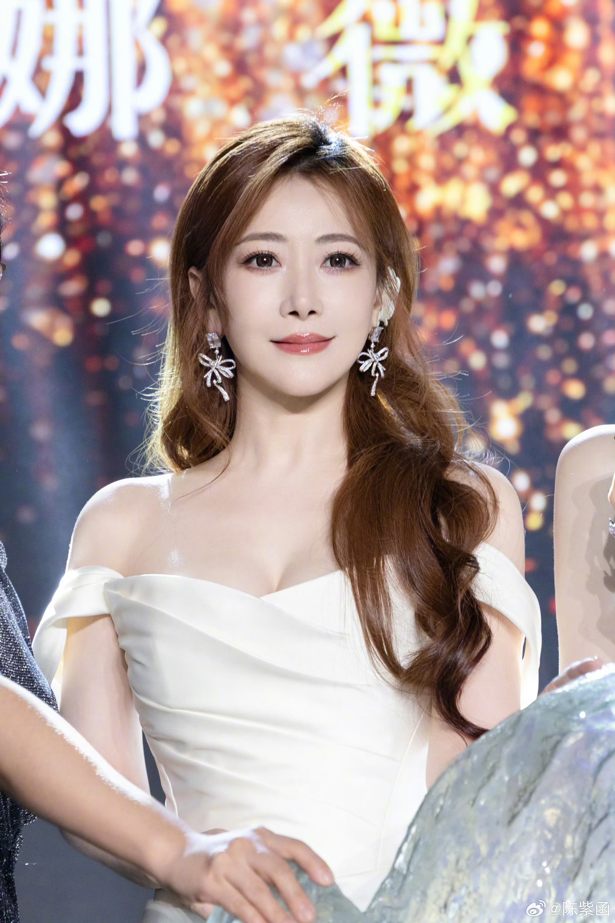 陈紫函优雅白裙，美的令人心动