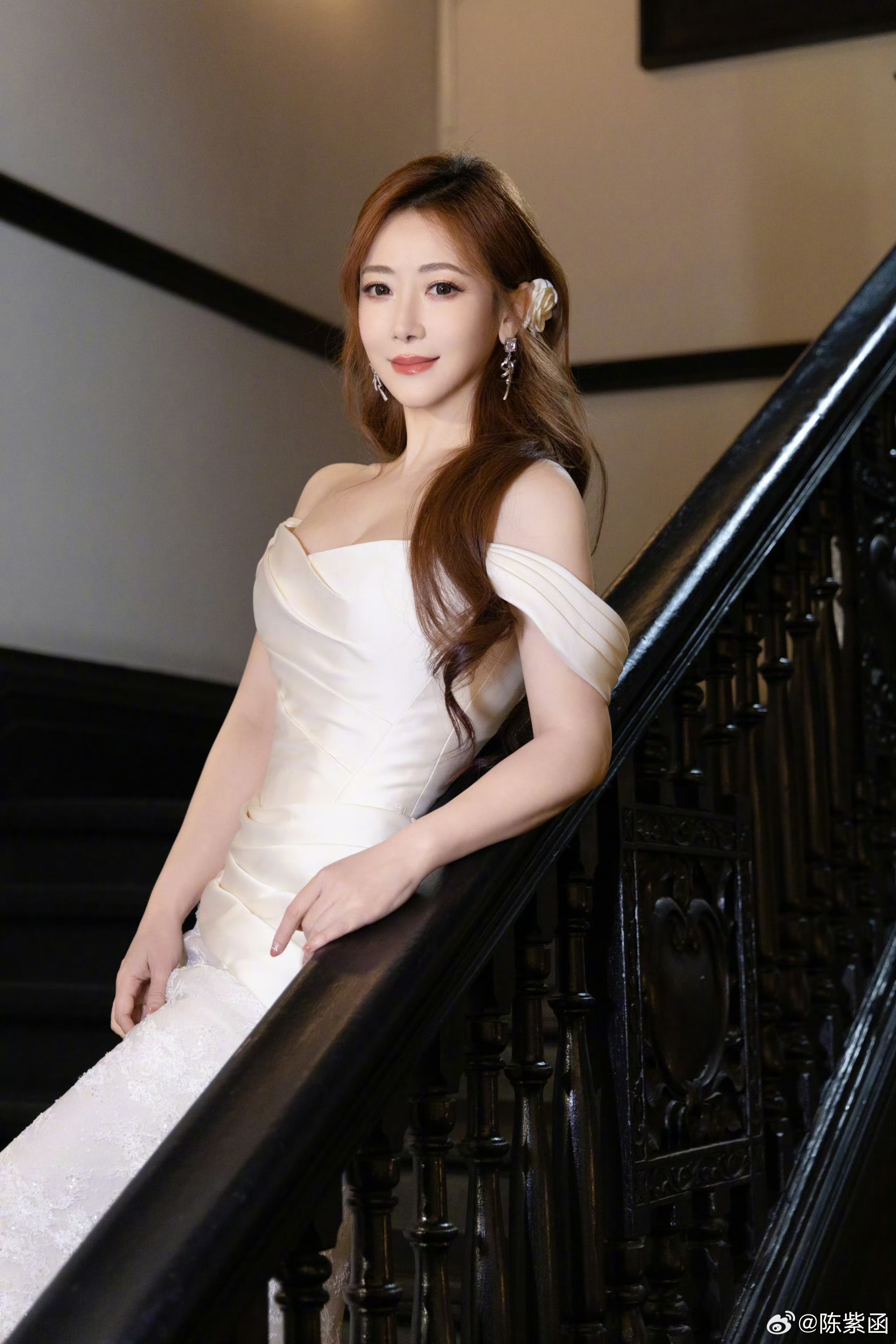 陈紫函优雅白裙，美的令人心动