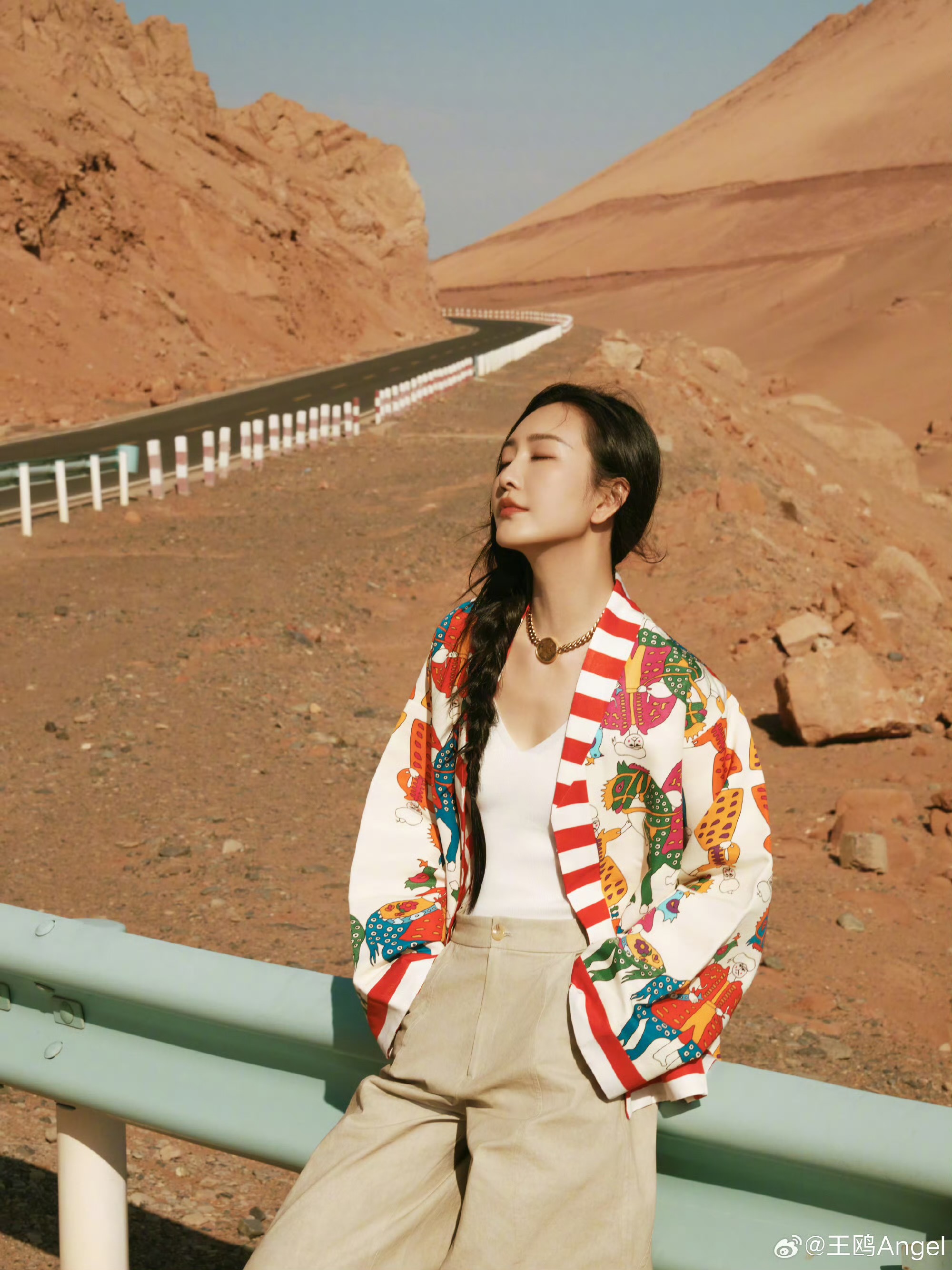 王鸥一组公路风街拍照片，随性时尚太有型