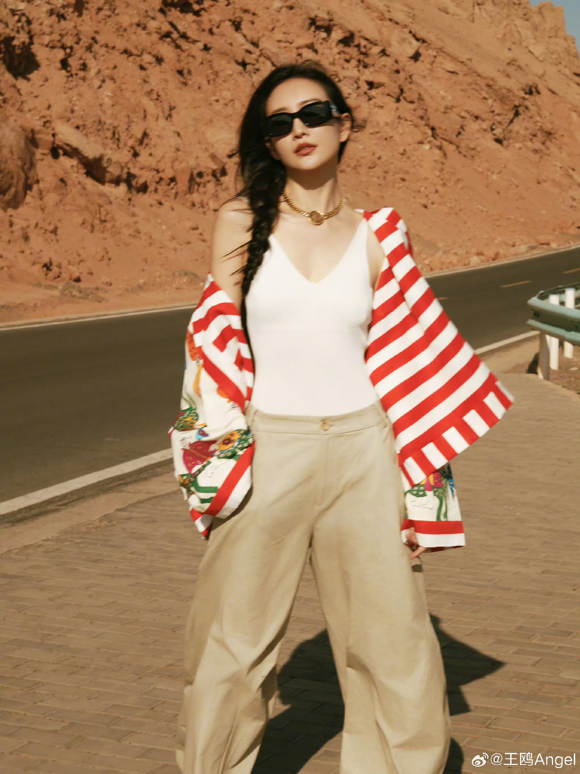 王鸥一组公路风街拍照片，随性时尚太有型