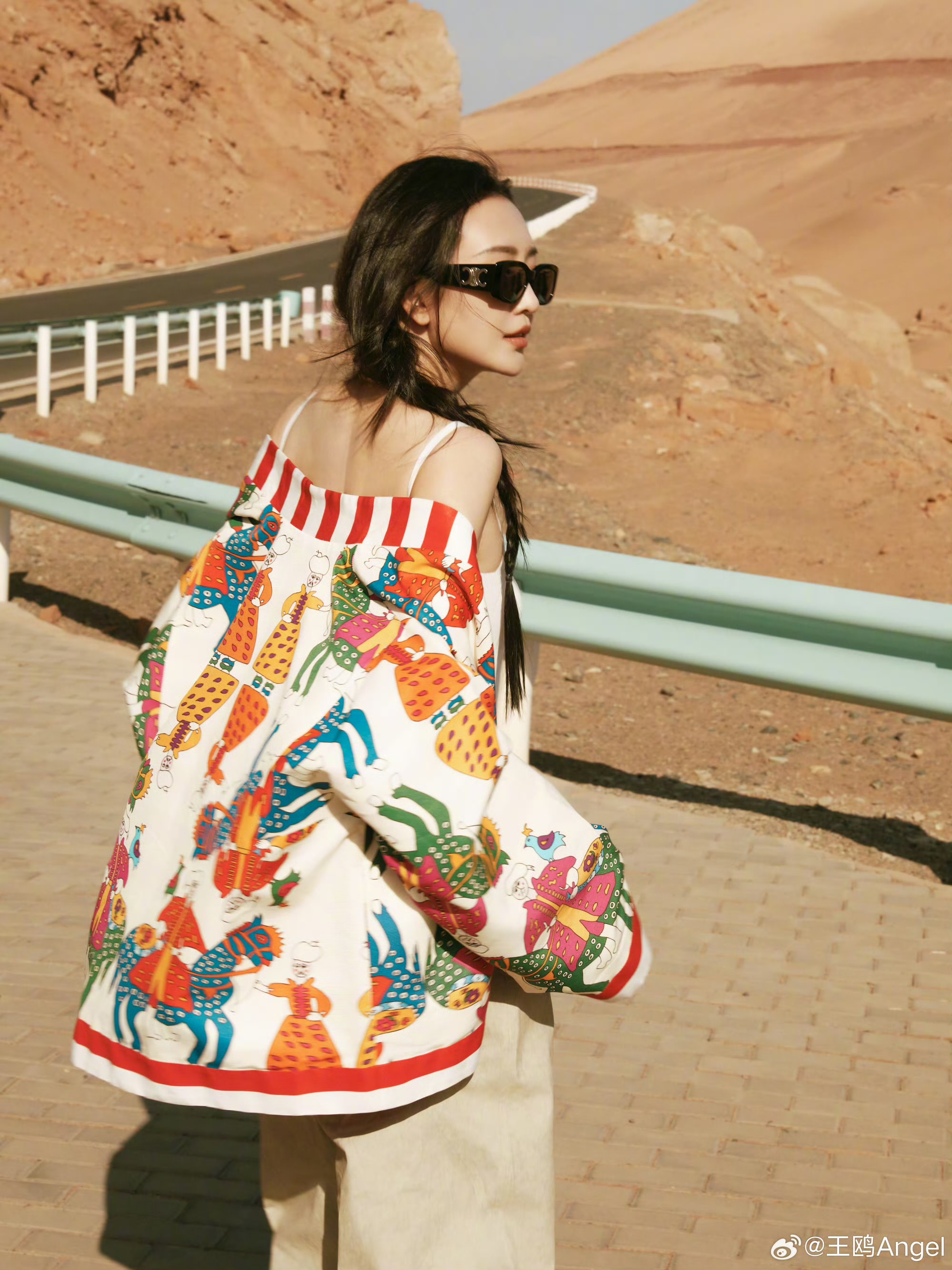 王鸥一组公路风街拍照片，随性时尚太有型